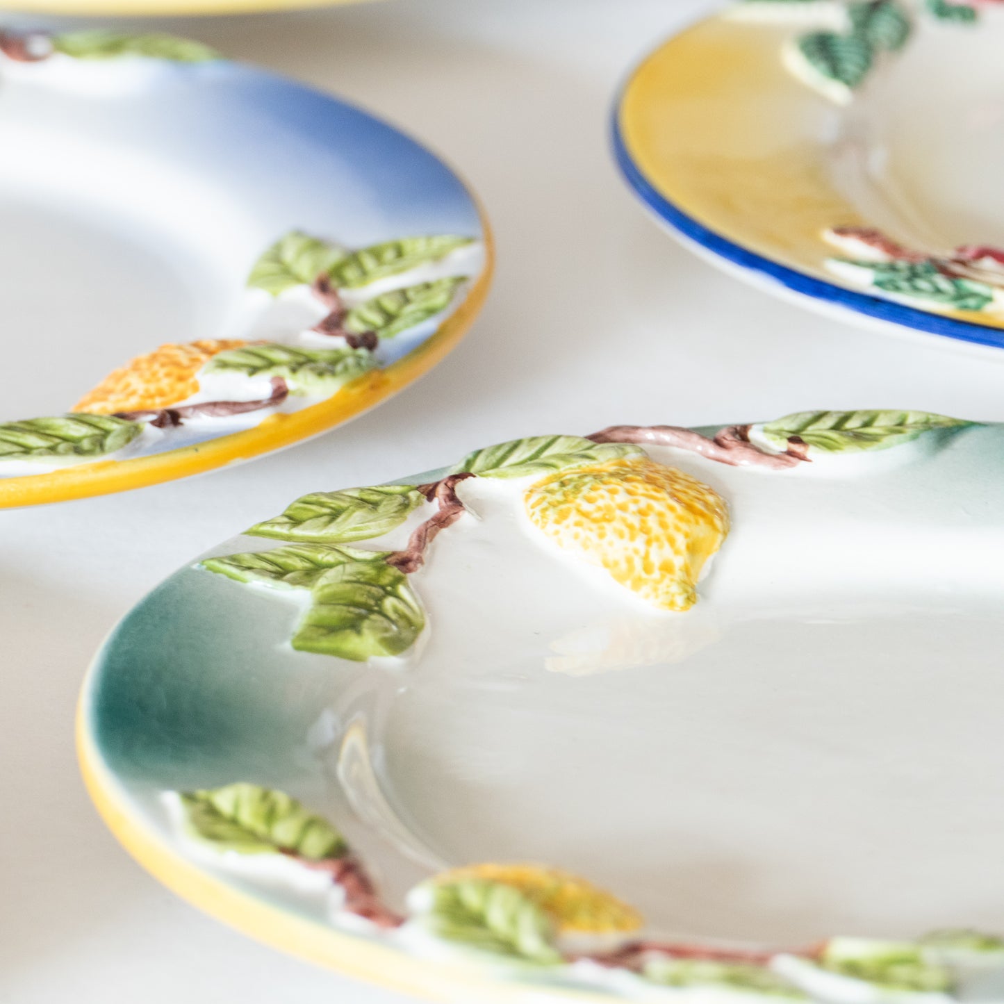 12 assiettes en barbotine fruits signées GV