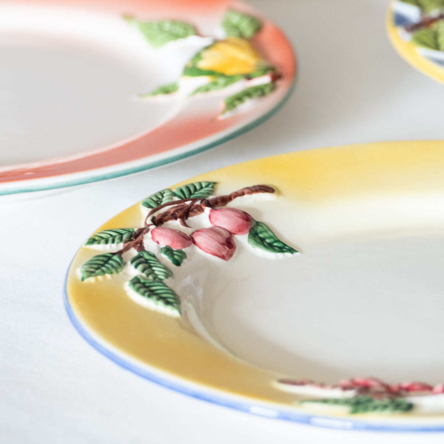 12 assiettes en barbotine fruits signées GV