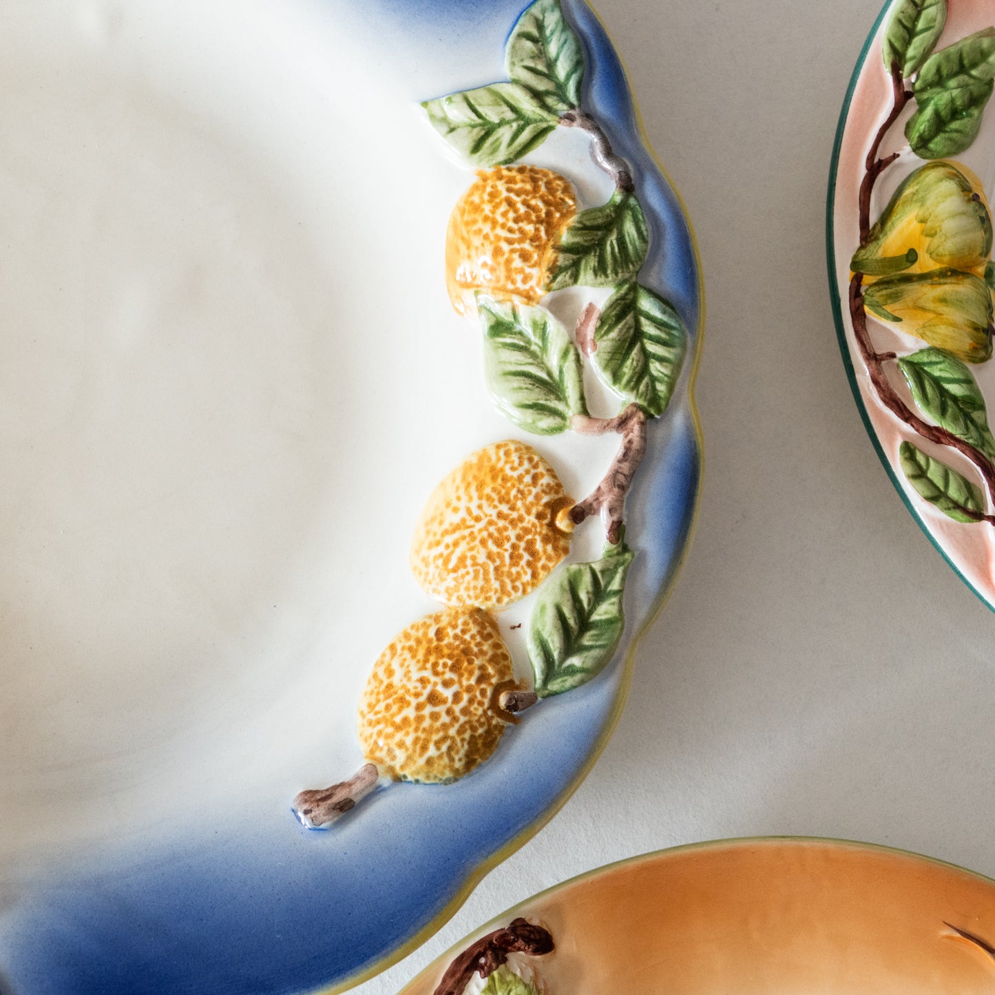 12 assiettes en barbotine fruits signées GV