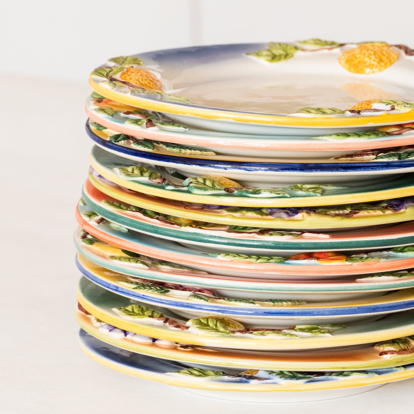 12 assiettes en barbotine fruits signées GV