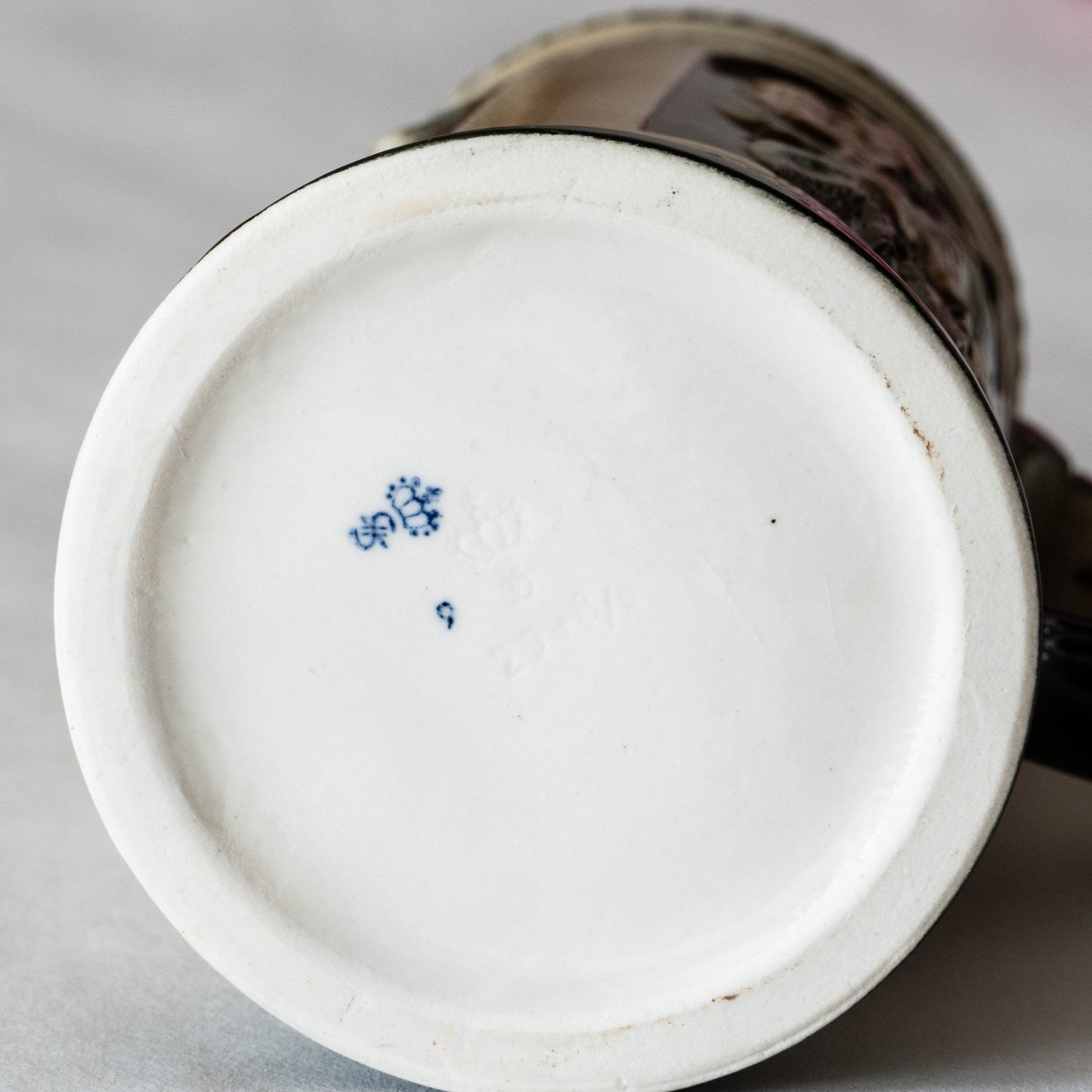 Chope antique en barbotine de Dresden