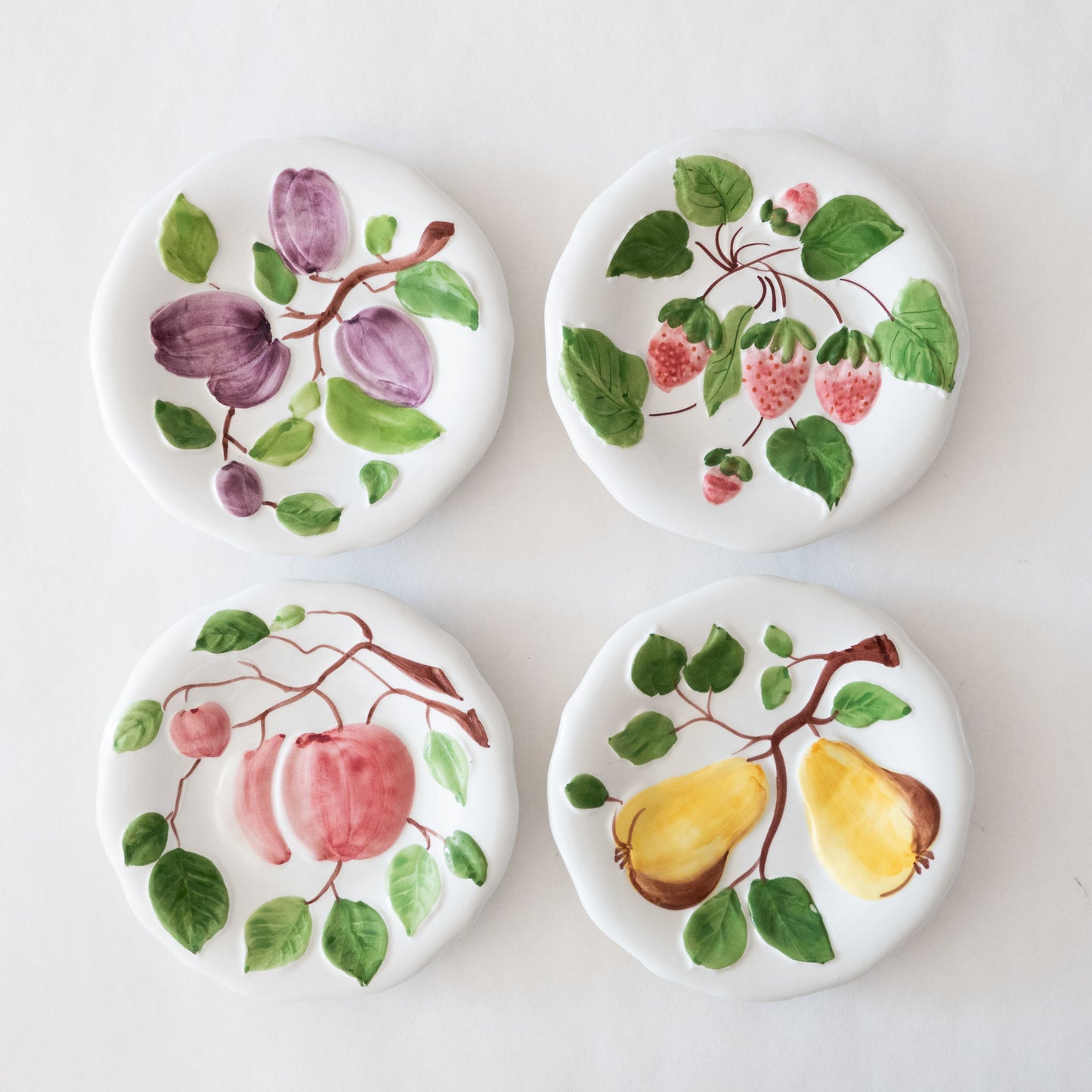 4 assiettes en barbotine fruits