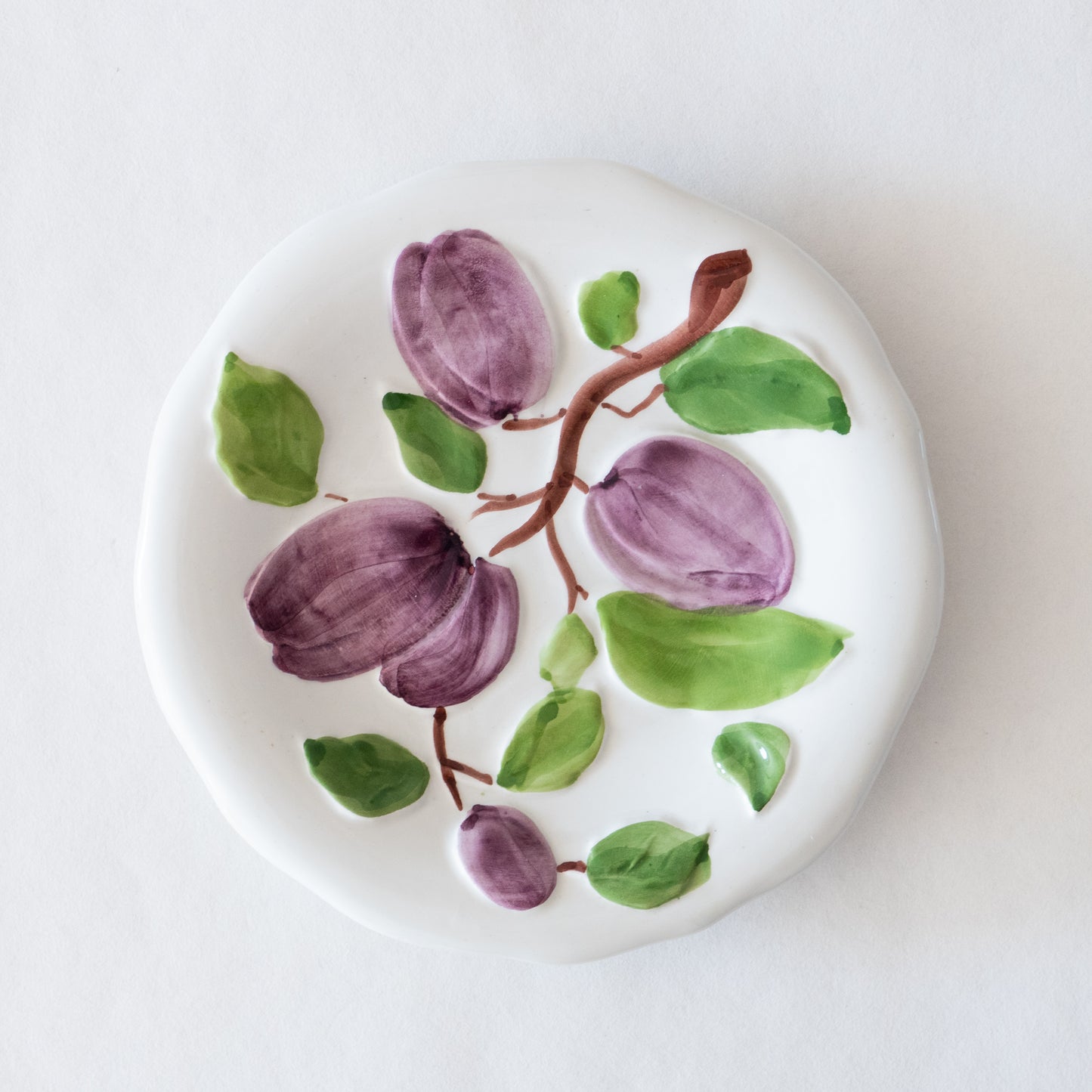 4 assiettes en barbotine fruits