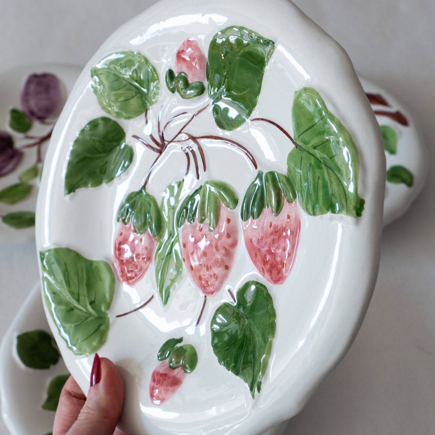 4 assiettes en barbotine fruits