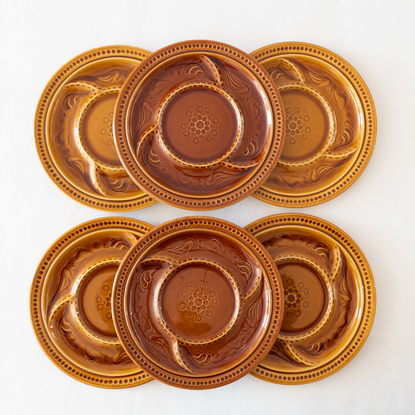 6 grandes assiettes compartimentées - majolique moutarde