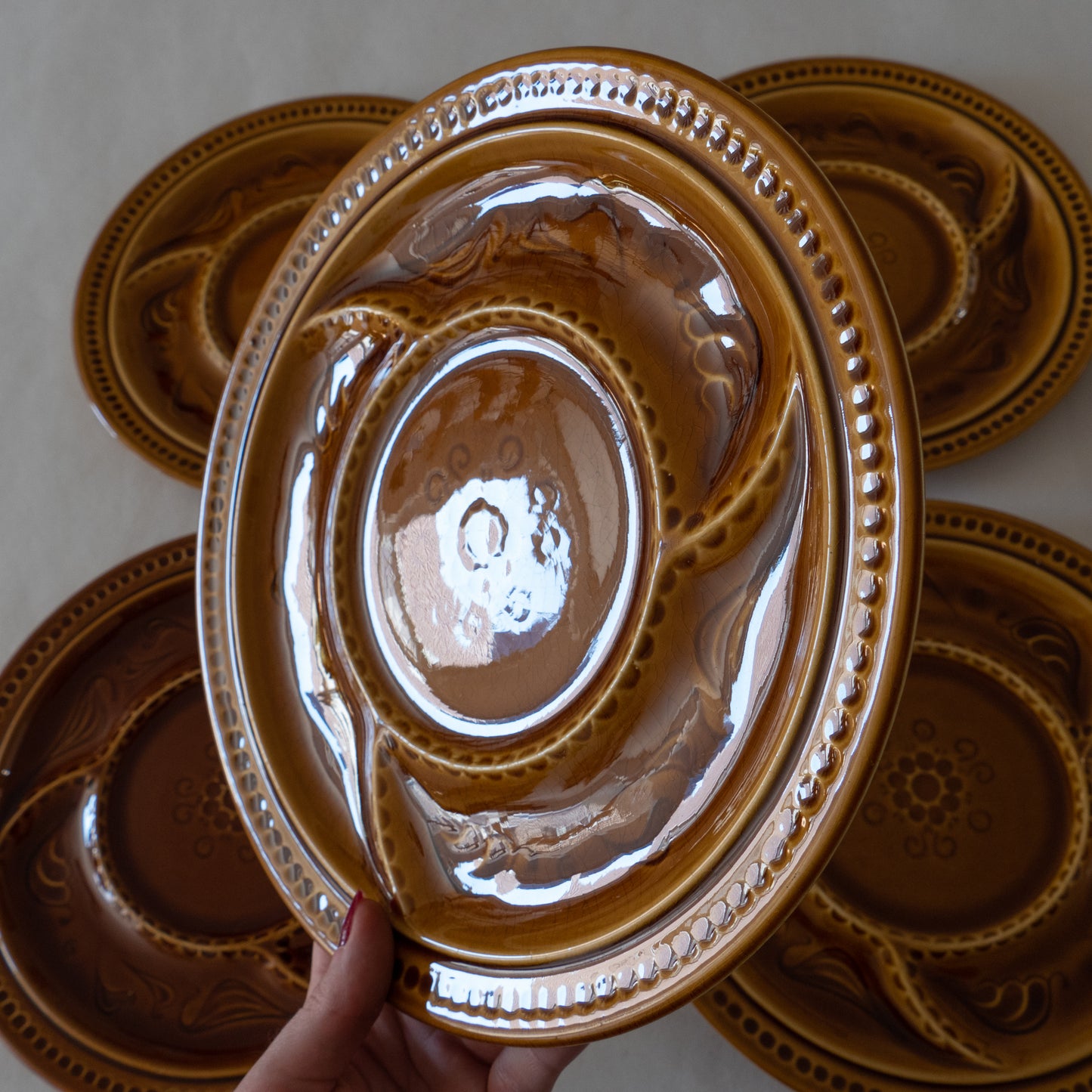 6 grandes assiettes compartimentées - majolique moutarde