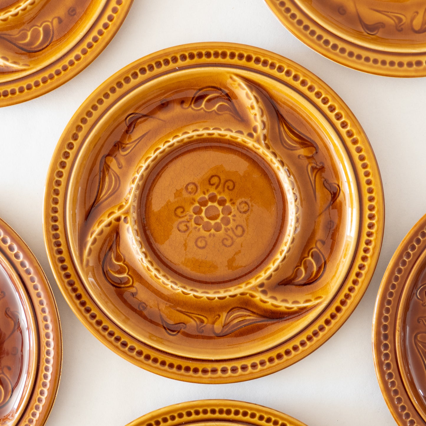 6 grandes assiettes compartimentées - majolique moutarde