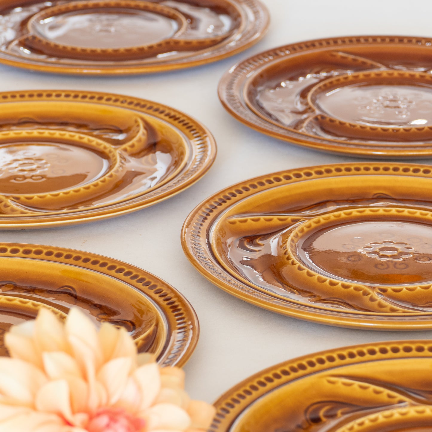 6 grandes assiettes compartimentées - majolique moutarde