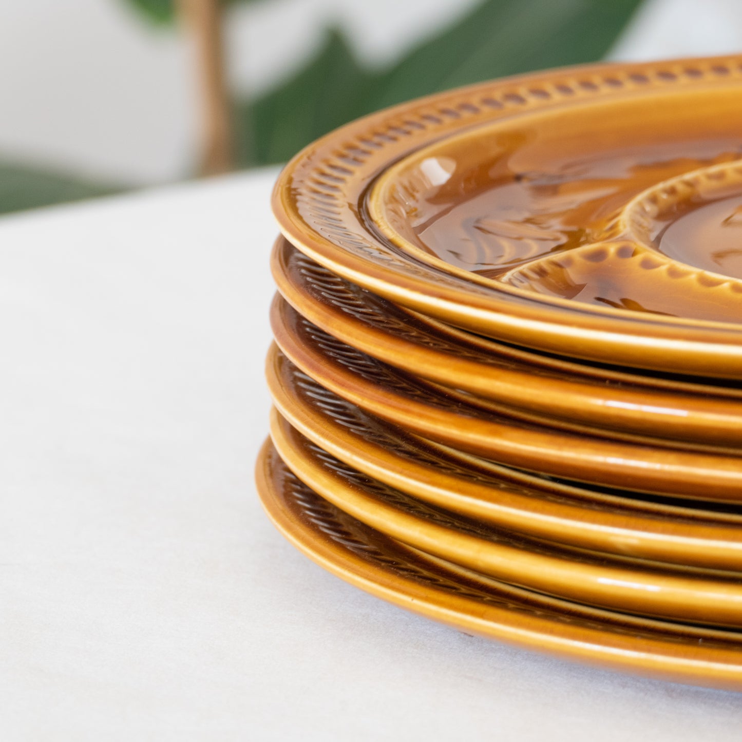 6 grandes assiettes compartimentées - majolique moutarde