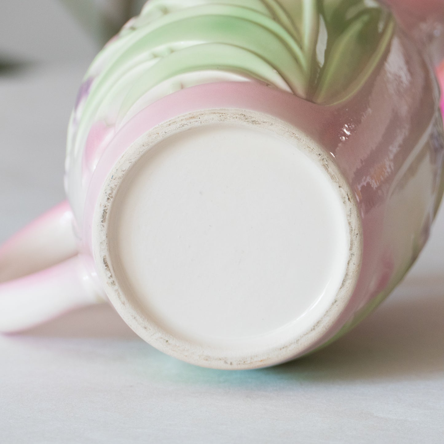 Carafe en relief muguet peint au pochoir