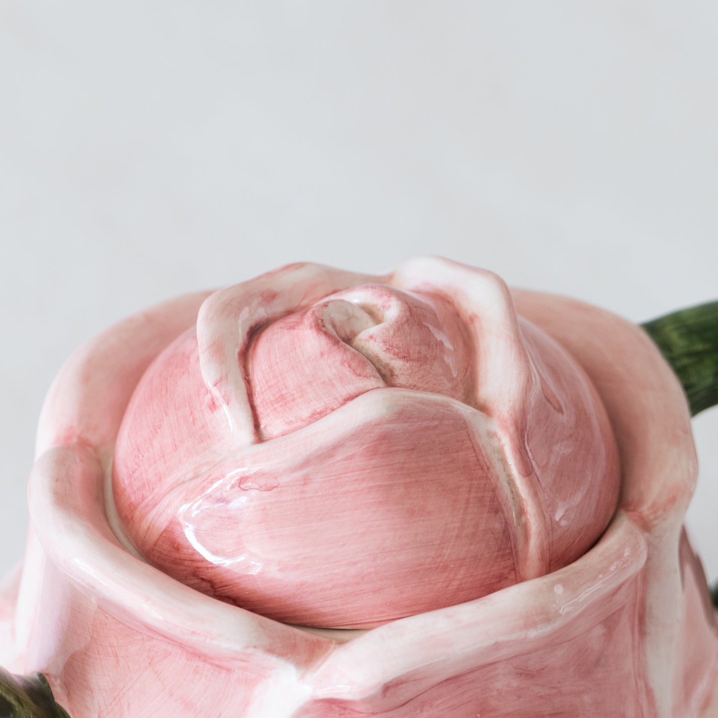 Théière en barbotine bouton de rose