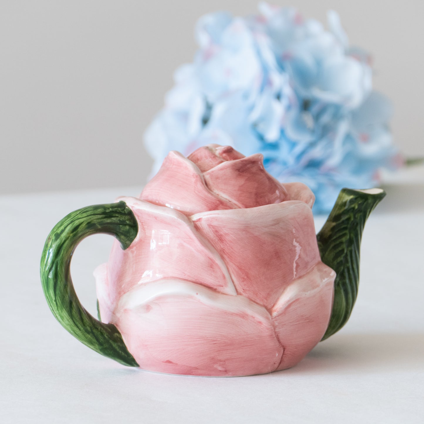 Théière en barbotine bouton de rose
