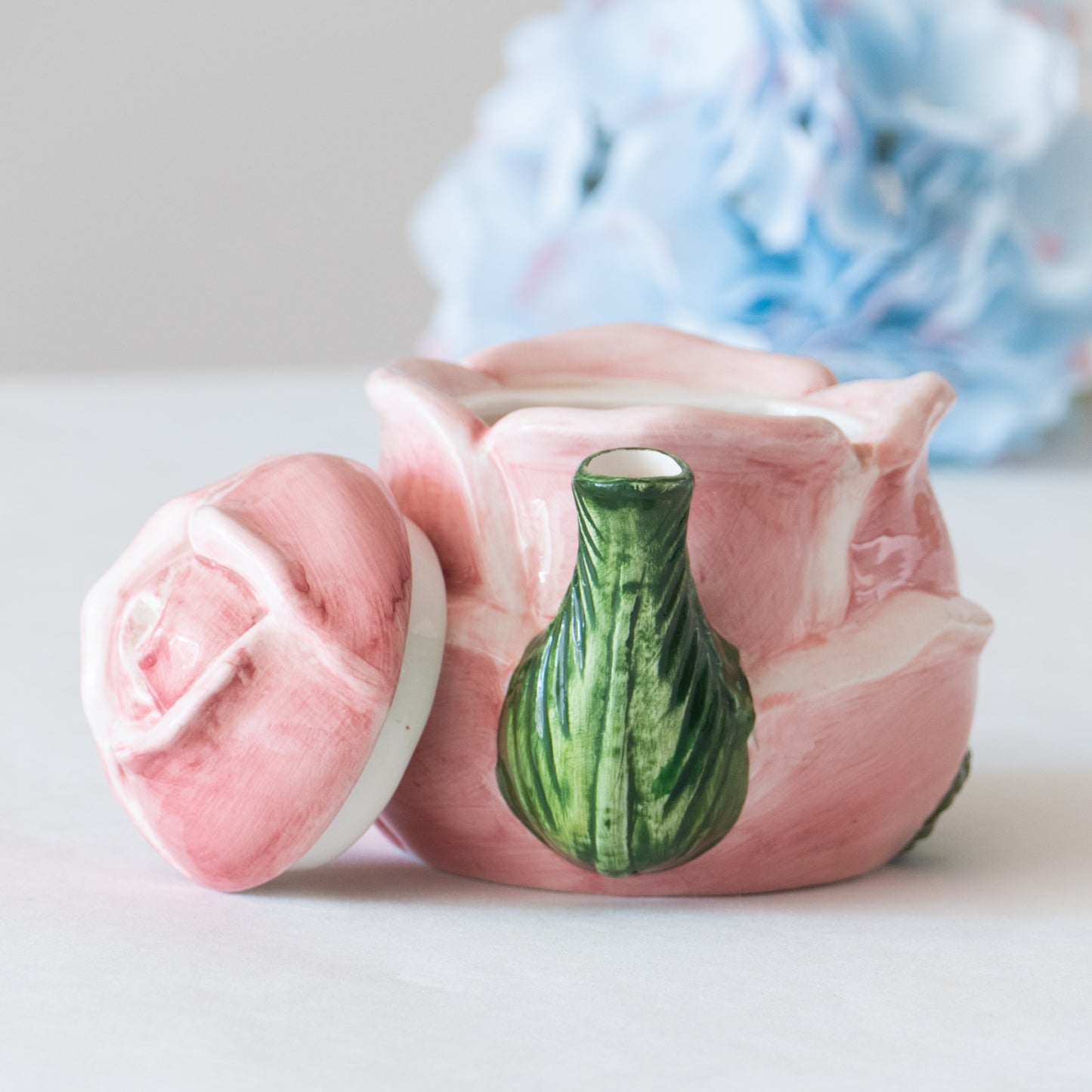 Théière en barbotine bouton de rose