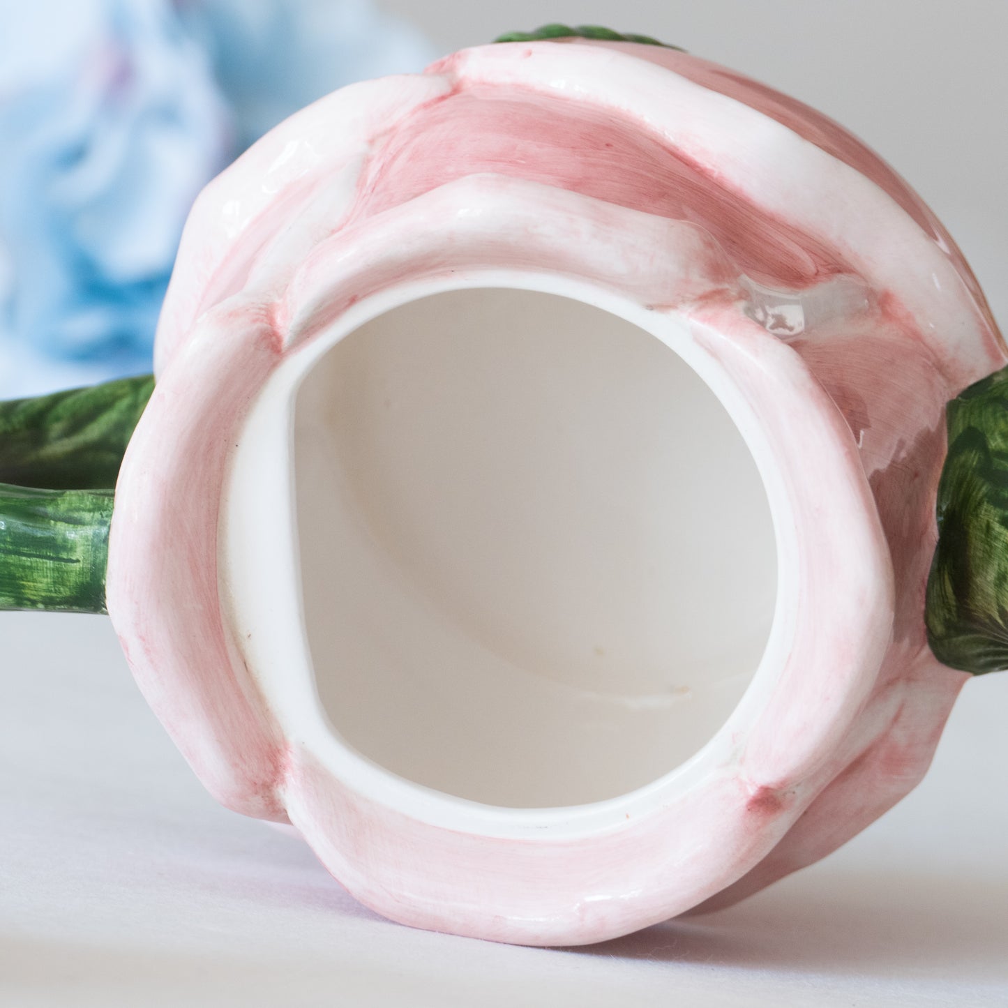 Théière en barbotine bouton de rose