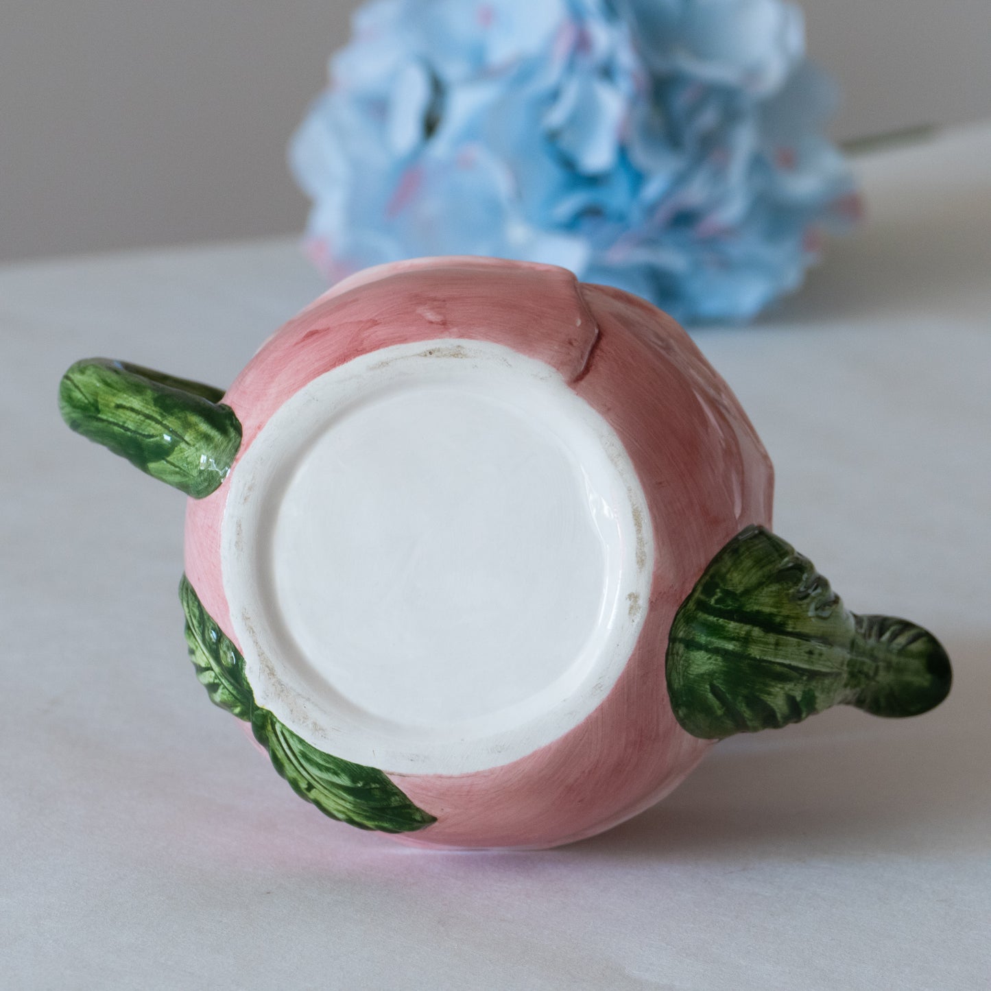 Théière en barbotine bouton de rose