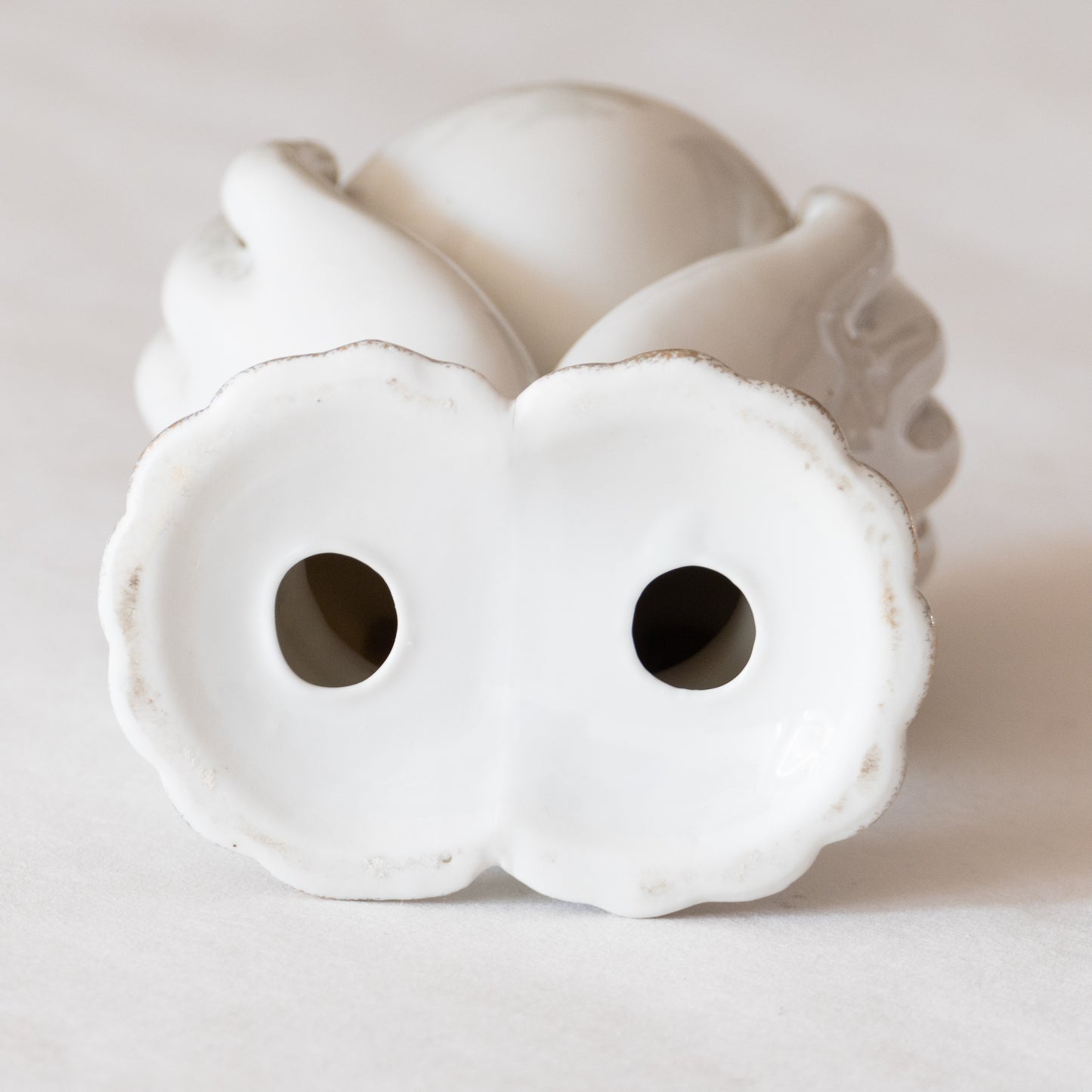 Vase en porcelaine aux deux mains