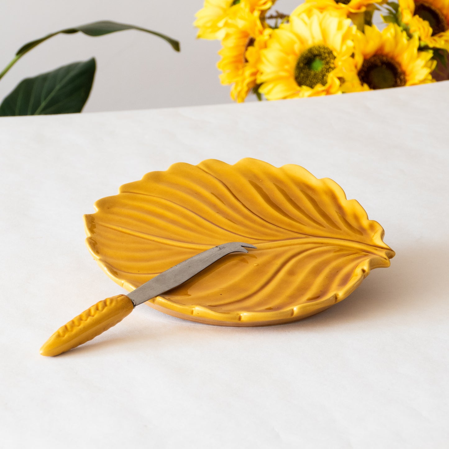 Plateau à fromage feuille et son couteau en céramique