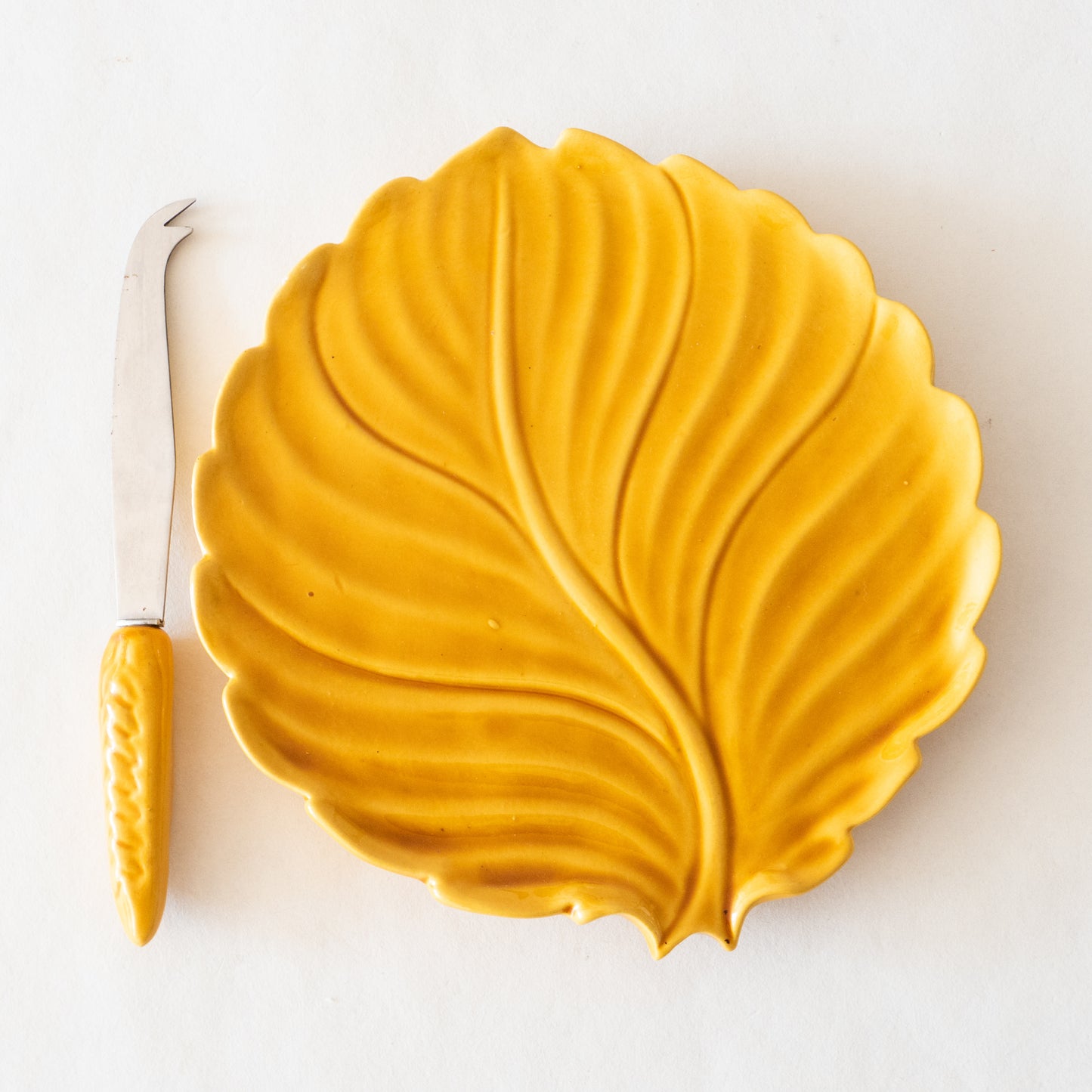 Plateau à fromage feuille et son couteau en céramique
