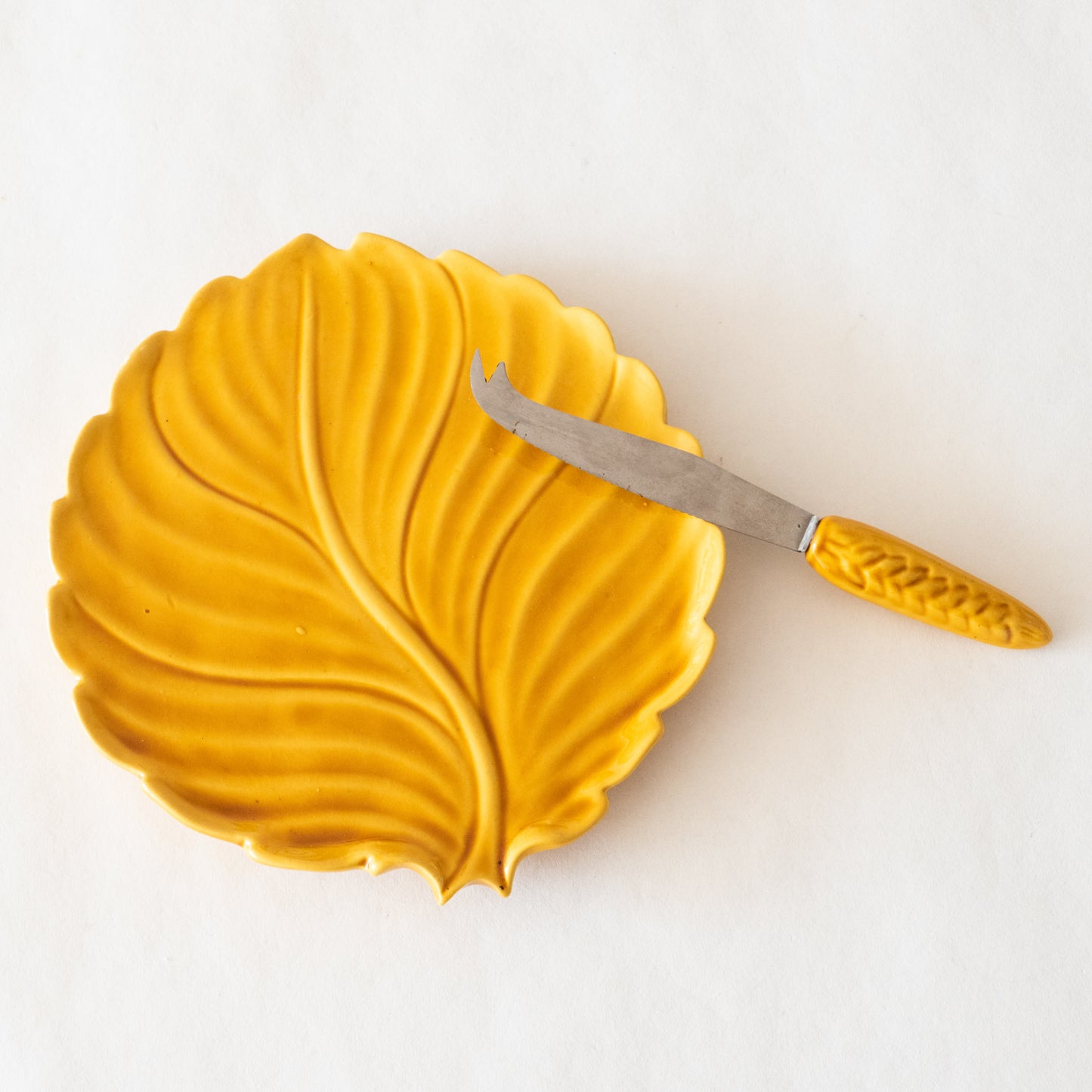 Plateau à fromage feuille et son couteau en céramique