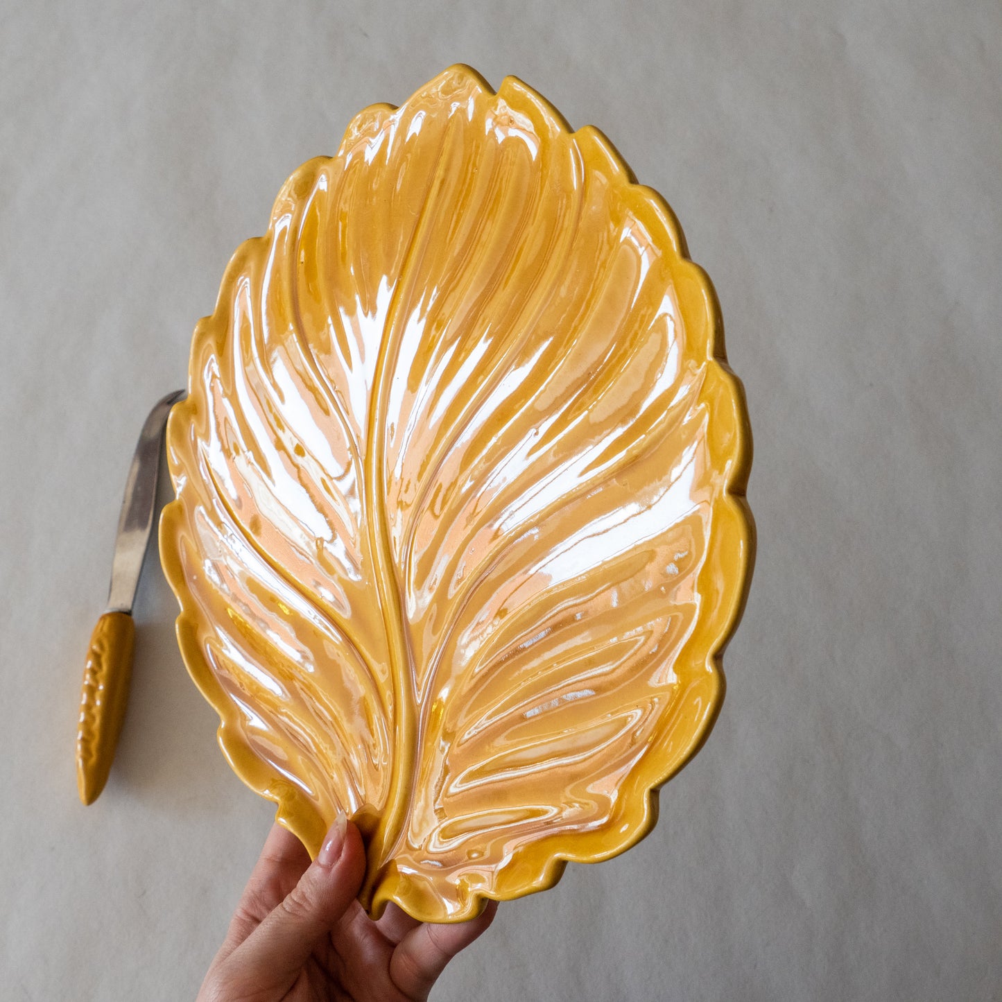 Plateau à fromage feuille et son couteau en céramique