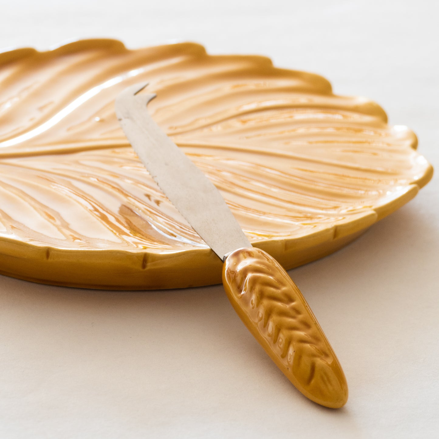 Plateau à fromage feuille et son couteau en céramique