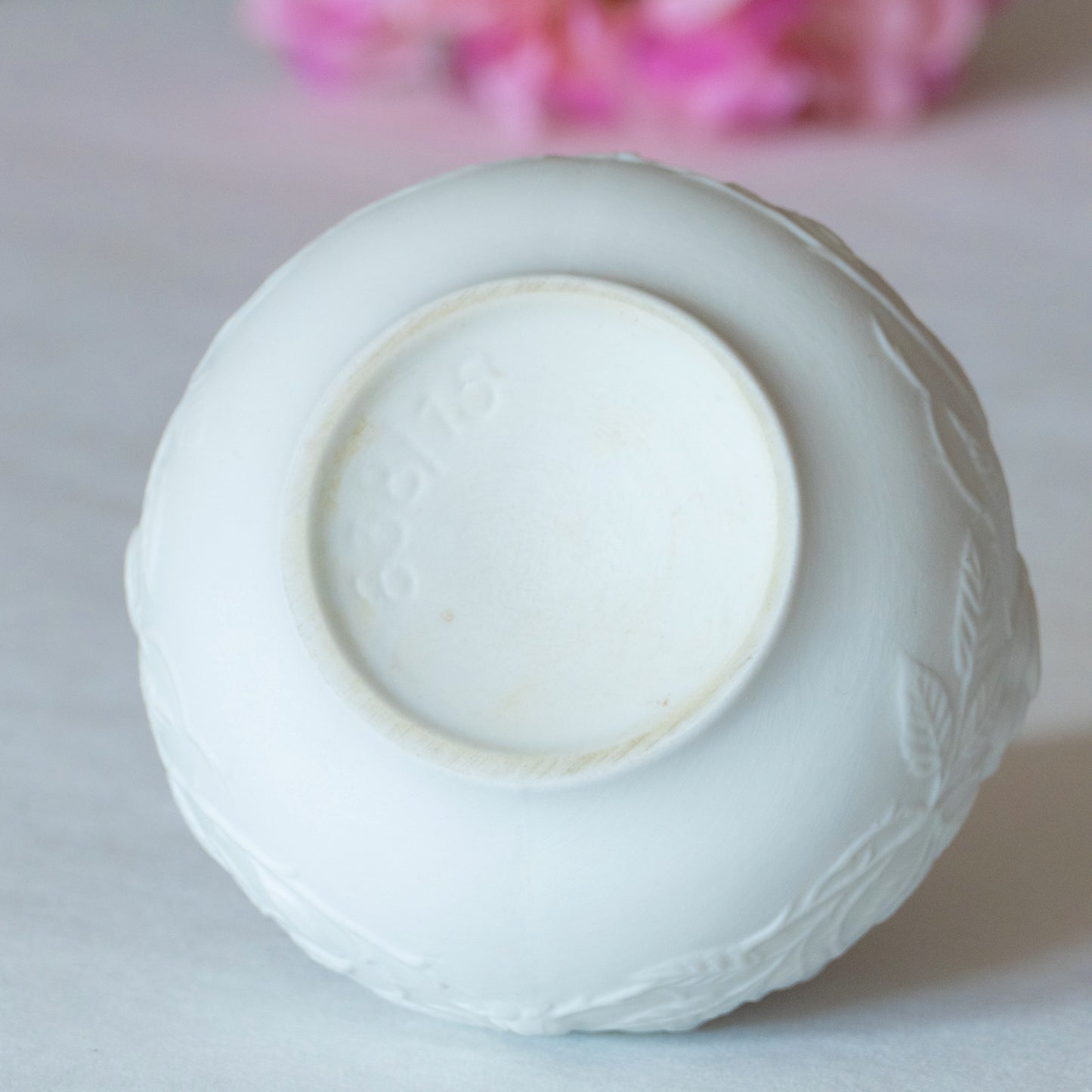 Vase boule Kaiser porcelaine relief de roses