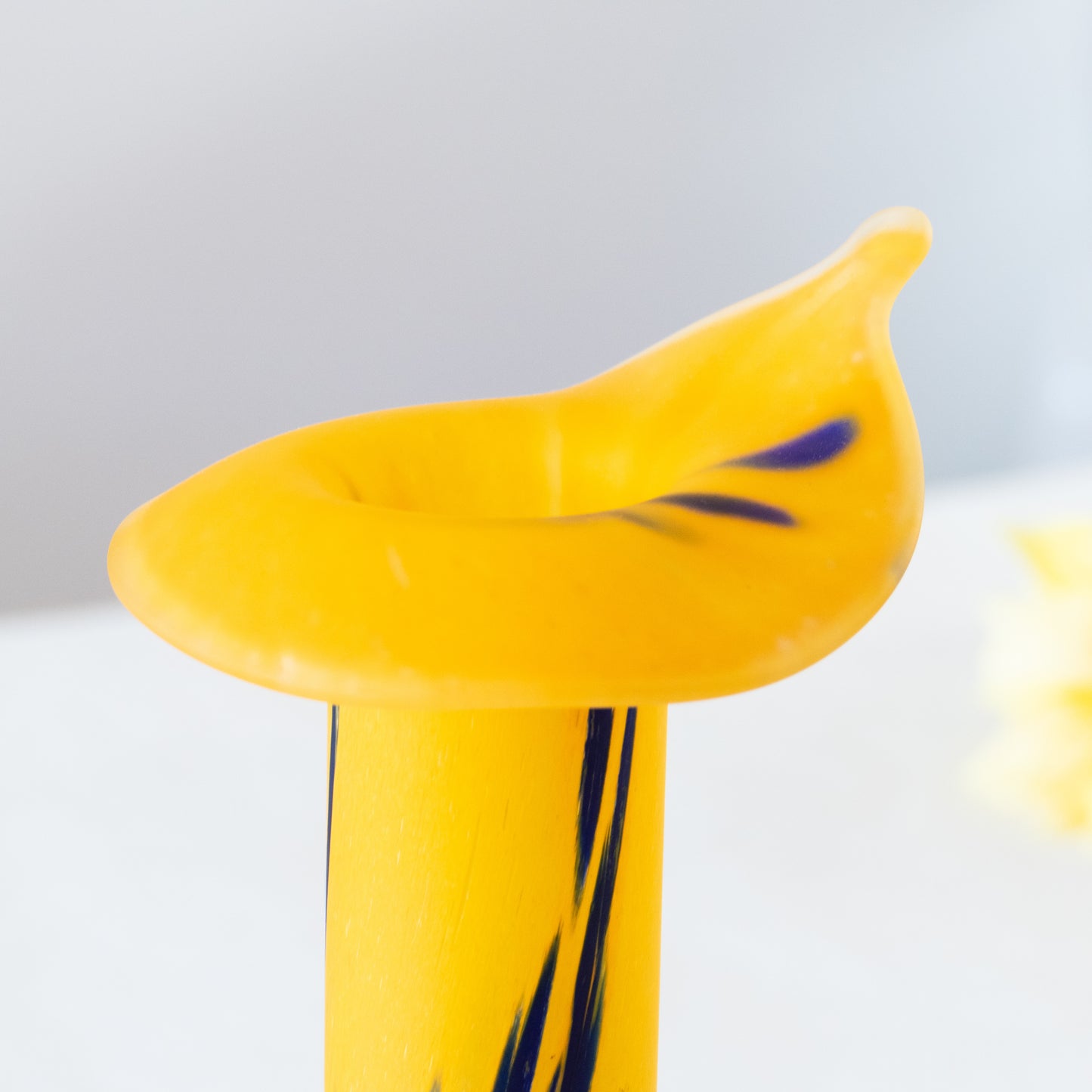 Vase en pâte de verre jaune et bleu