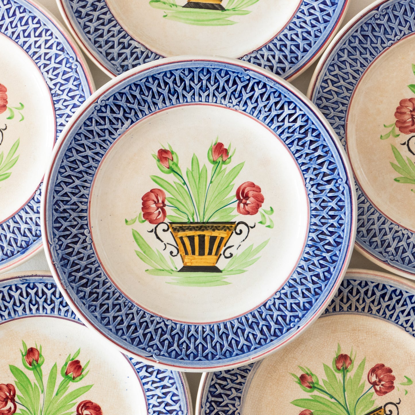 6 assiettes XIXe en porcelaine opaque de Bordeaux
