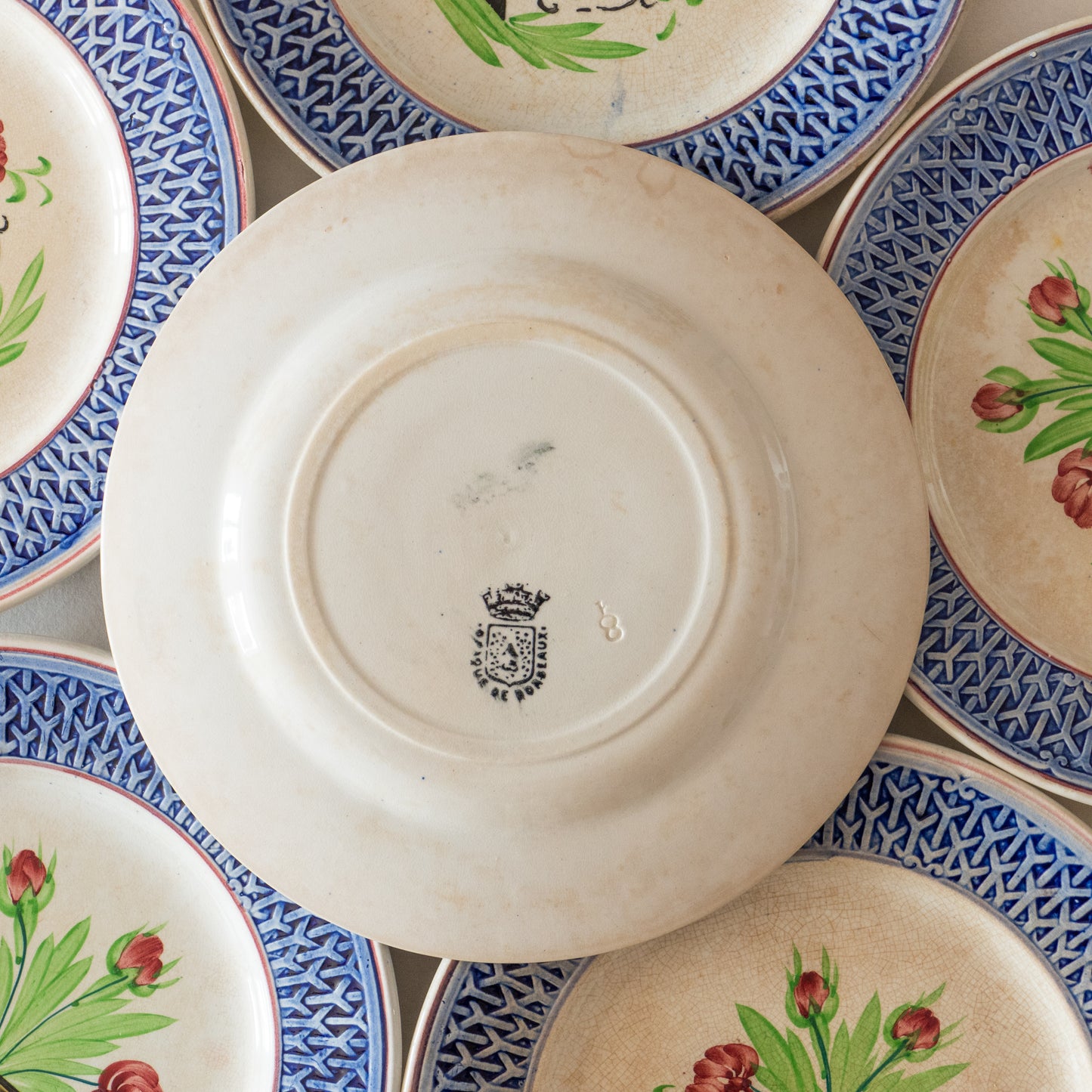 6 assiettes XIXe en porcelaine opaque de Bordeaux
