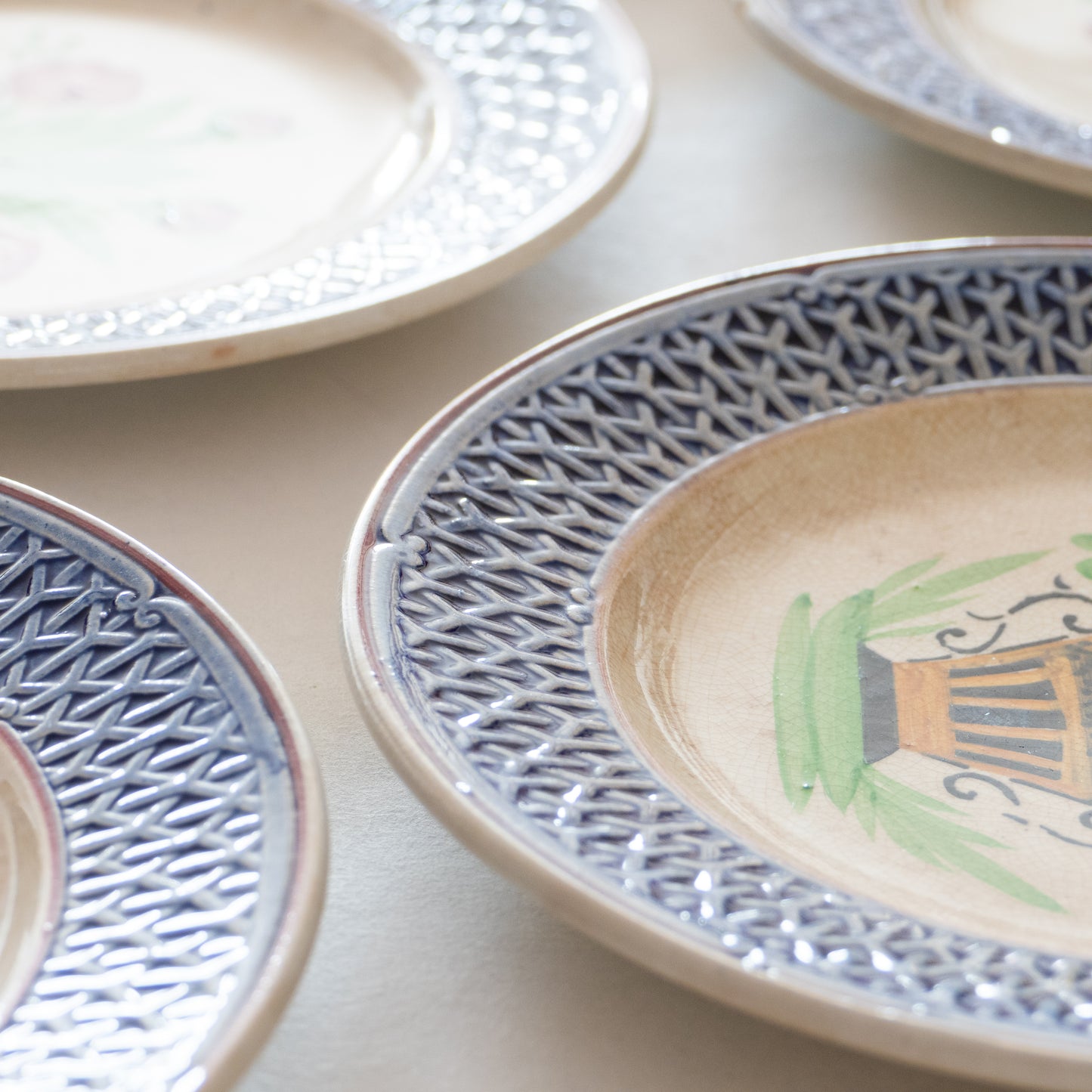 6 assiettes XIXe en porcelaine opaque de Bordeaux