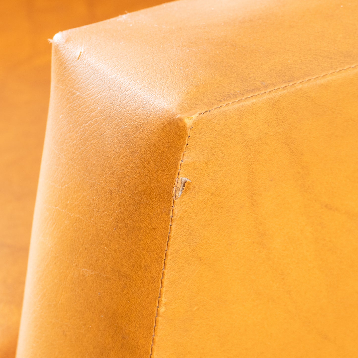 Fauteuil 1960 en skaï marbré caramel