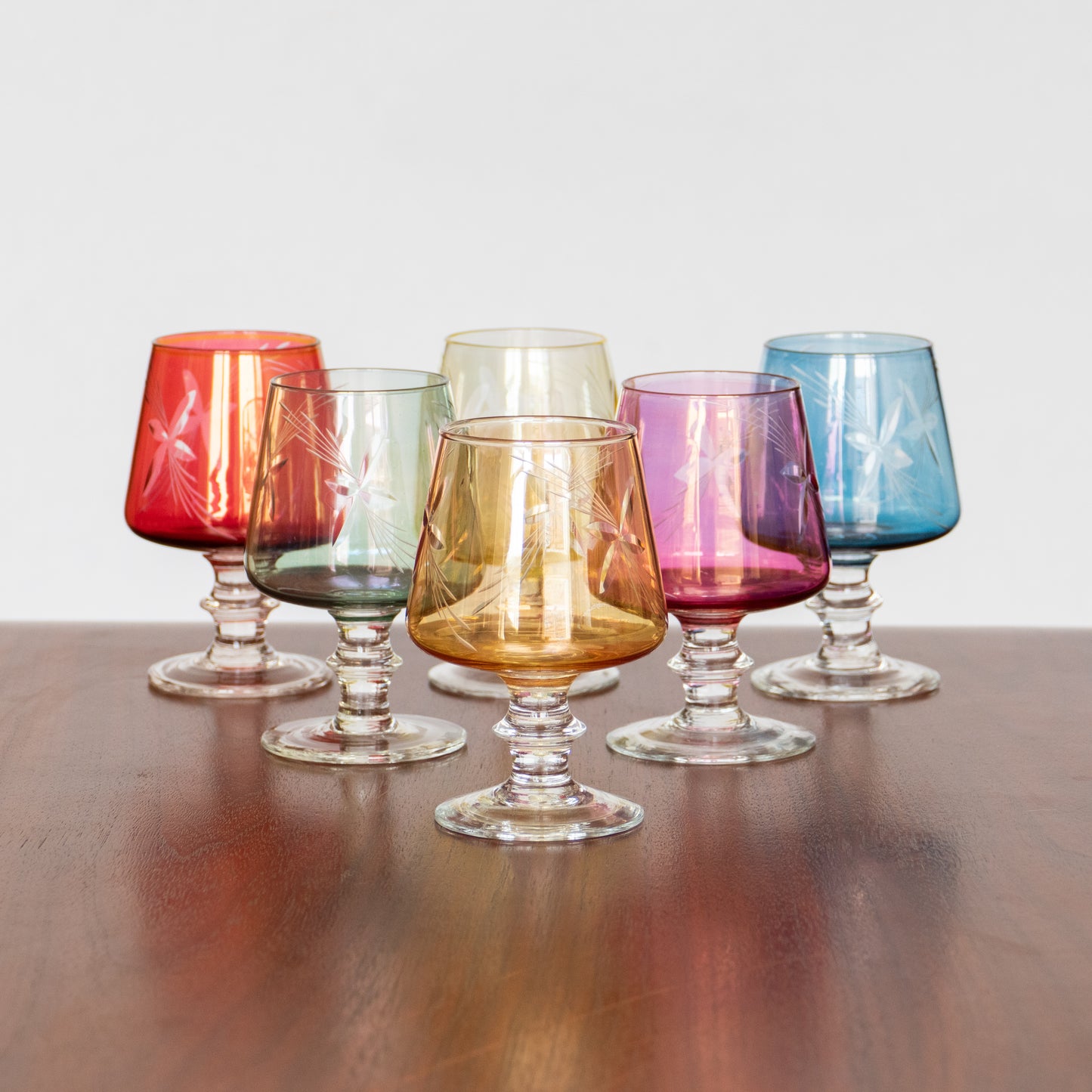 6 verres anciens en cristal coloré
