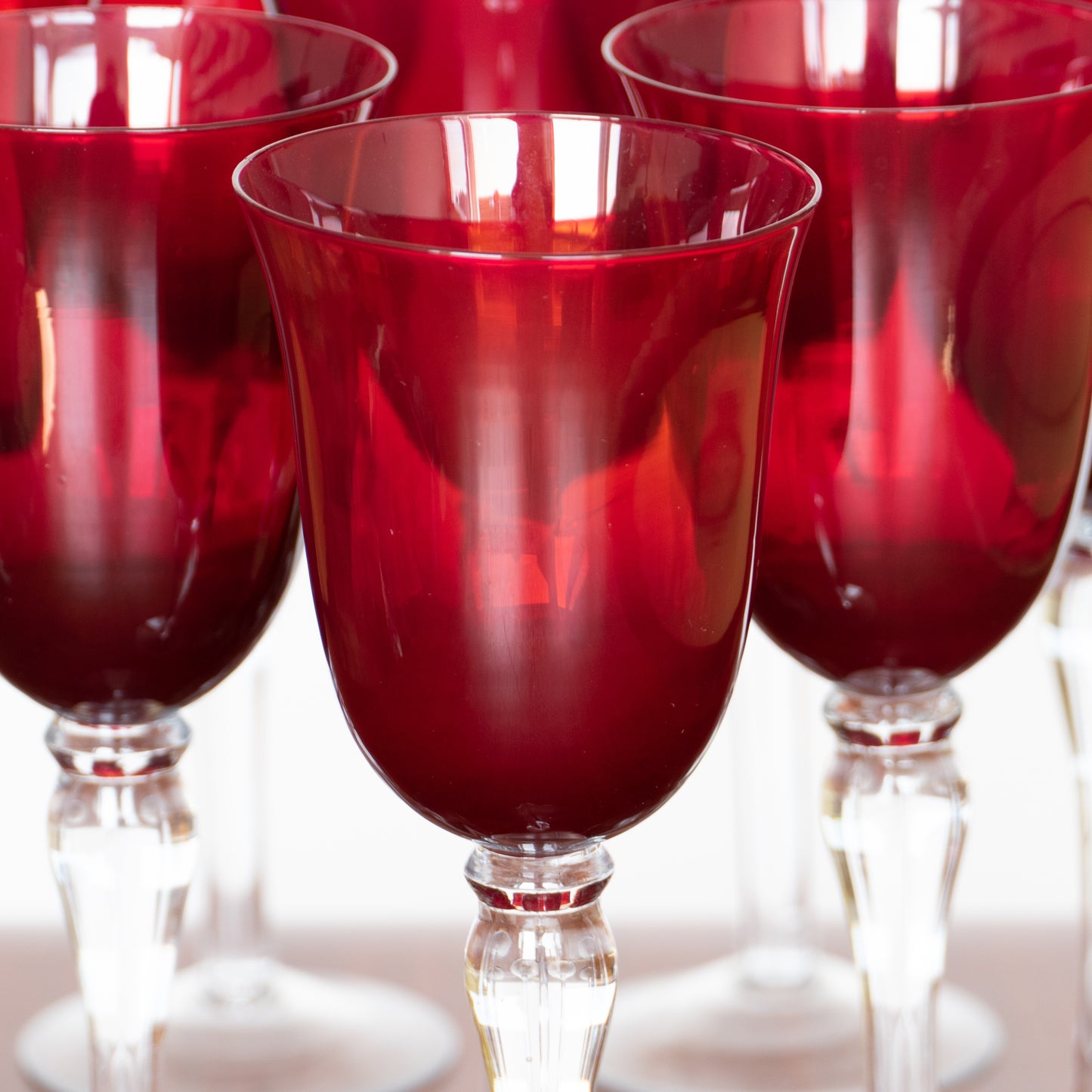 11 grands verres à pied au calice rubis