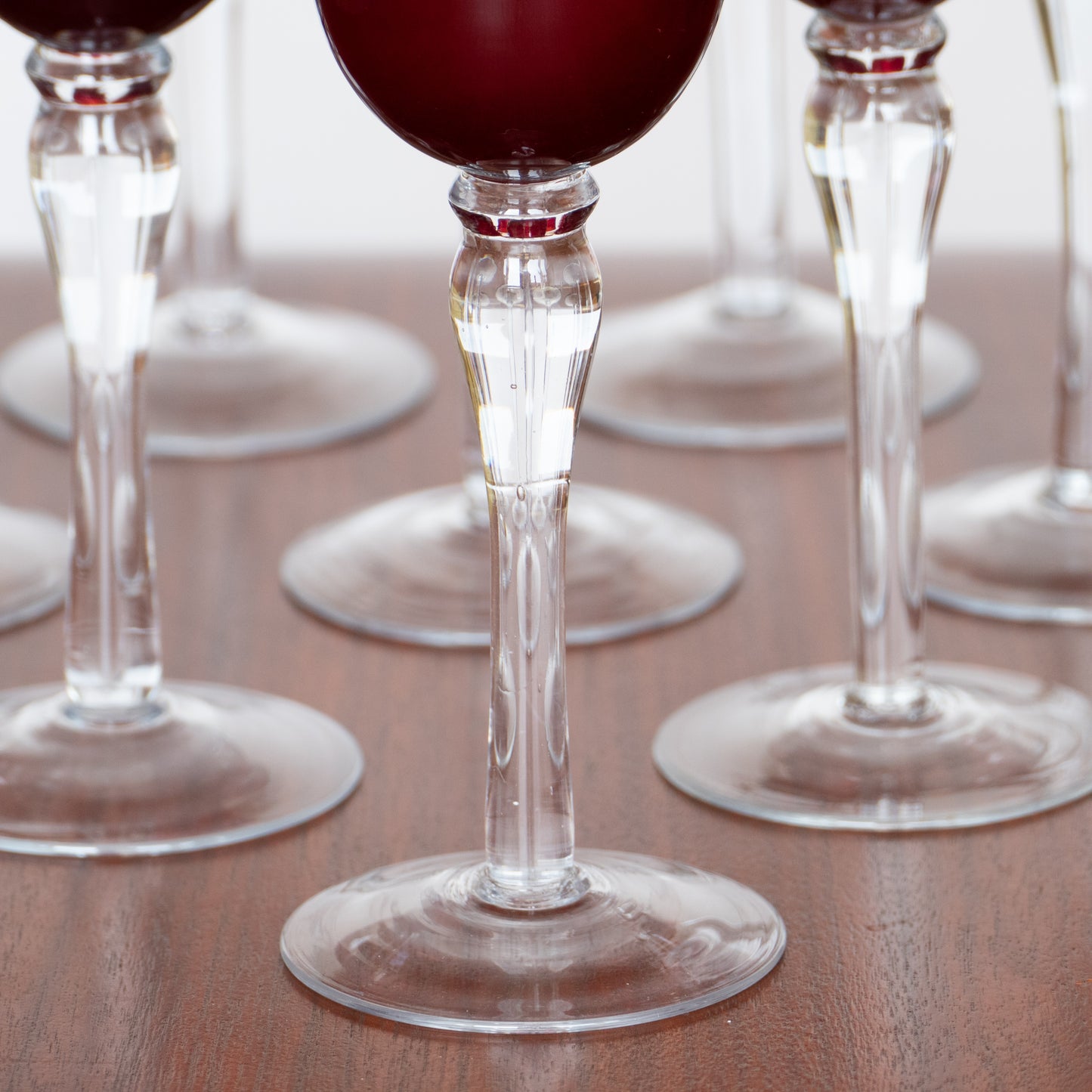 11 grands verres à pied au calice rubis