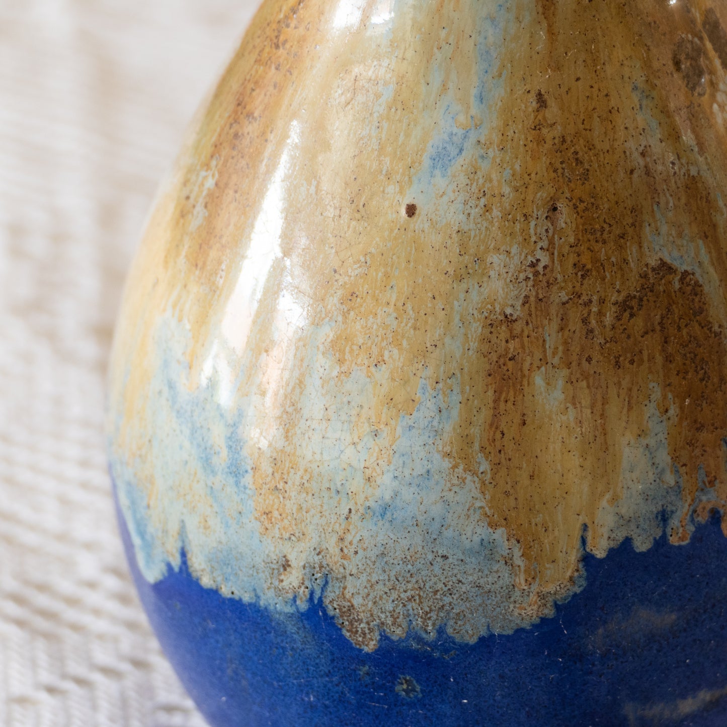 Cruche artisanale en grès moucheté base bleue