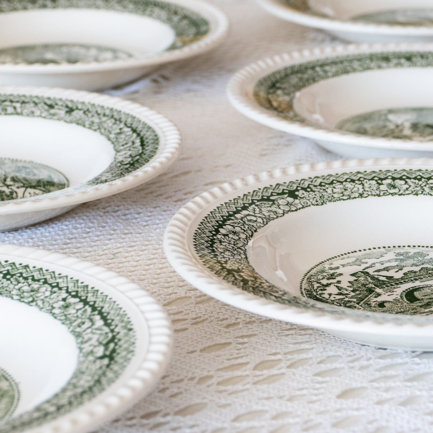 30 assiettes en faïence anglaise champêtres vertes