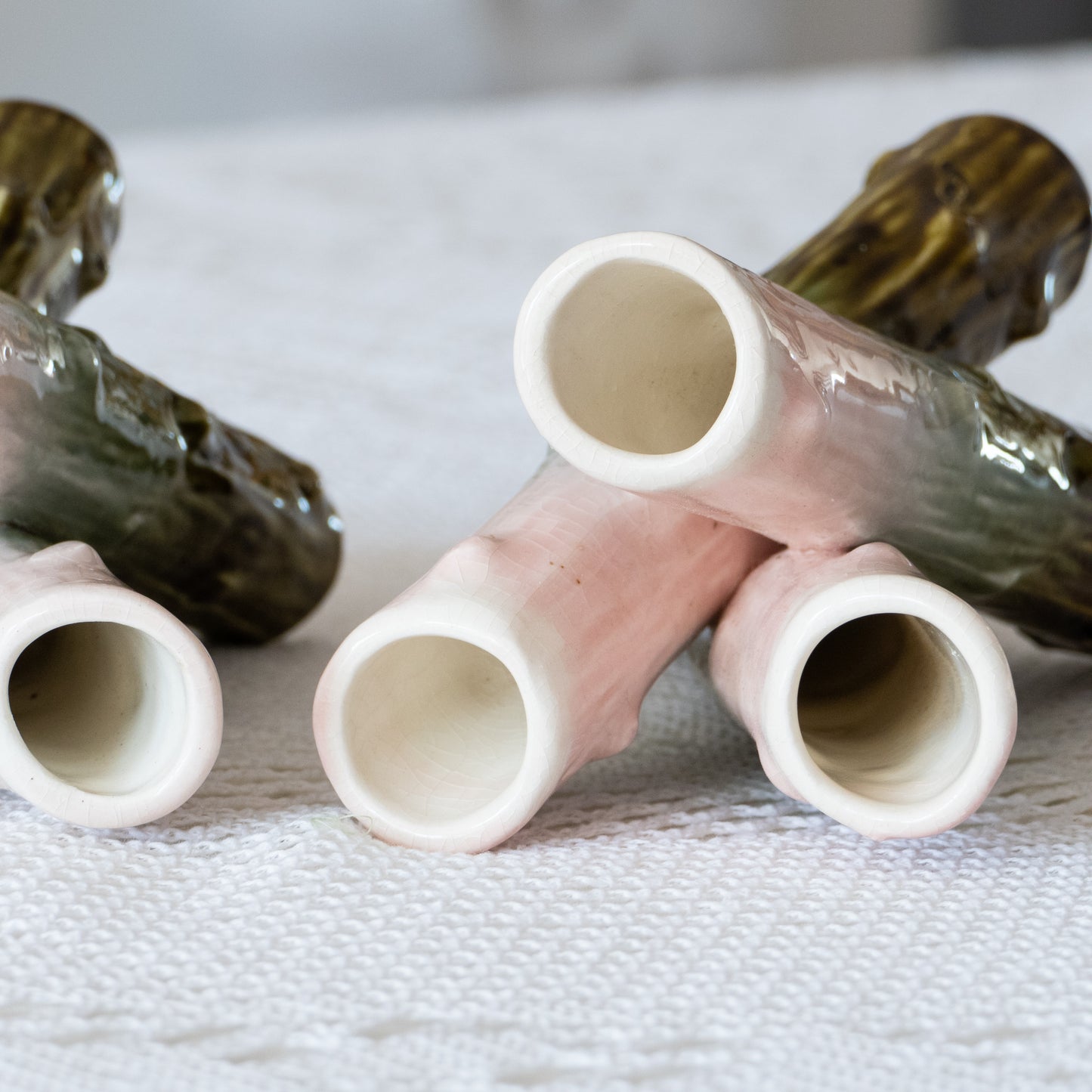 Paire de vases tripodes Art Nouveau en barbotine tronc d'arbre