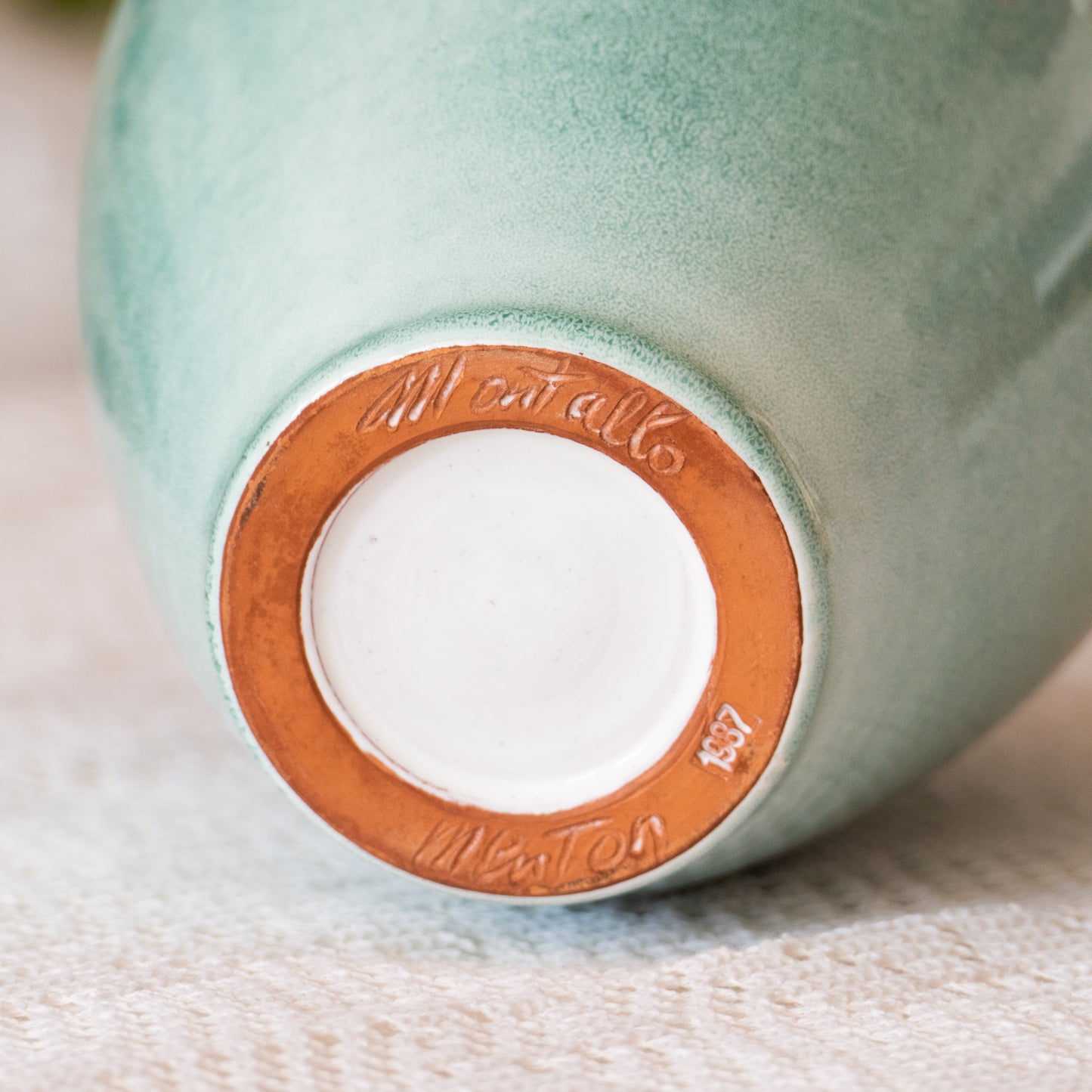 Vase turquoise en terre cuite émaillée signé Montalto