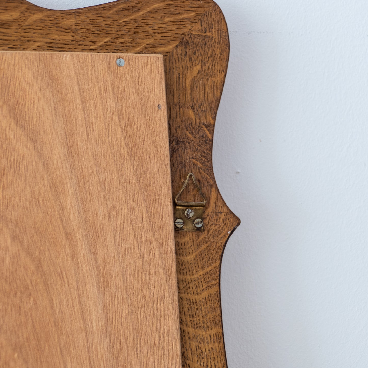 Grand miroir en chêne massif chantourné