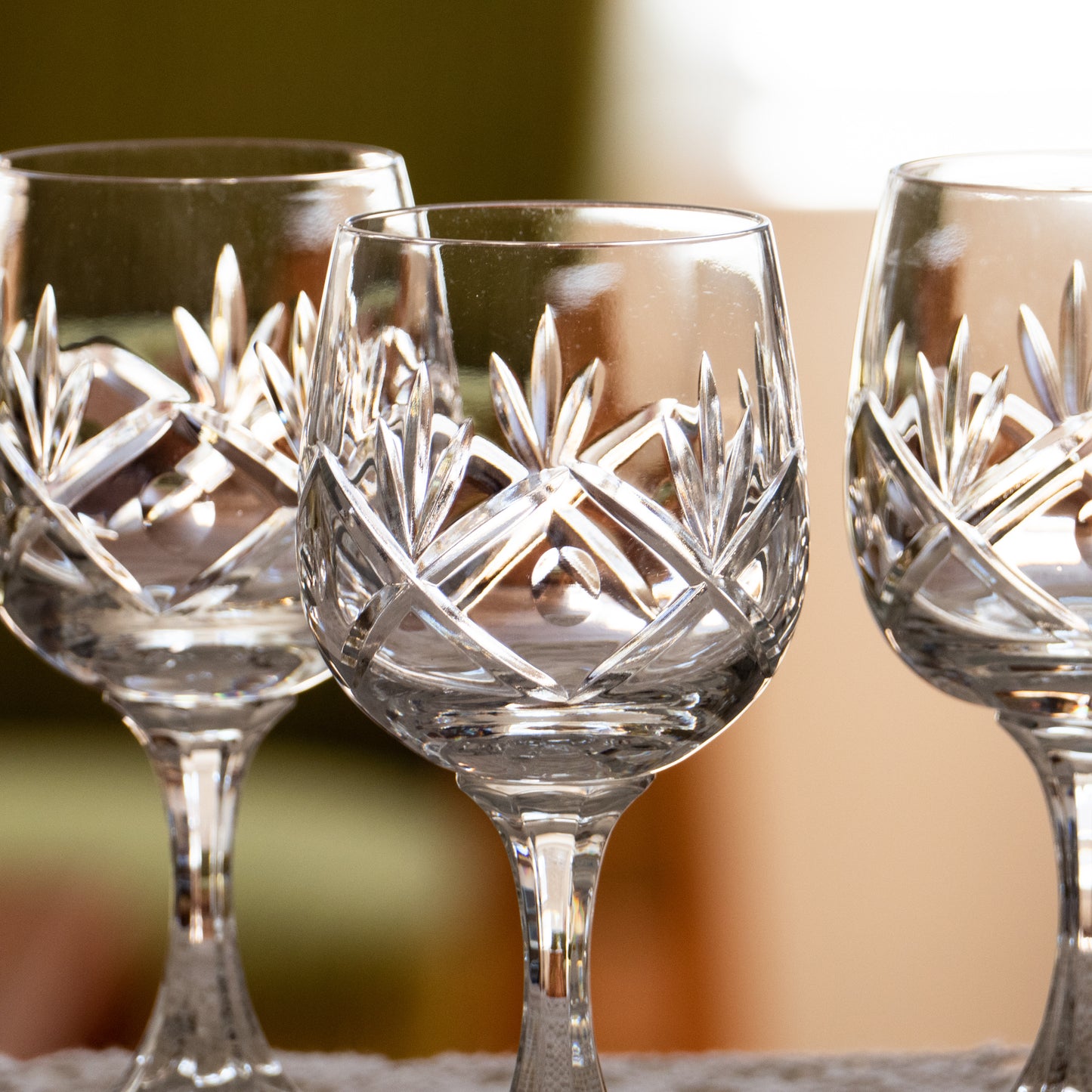 18 verres à vin en cristal perlé taillés main