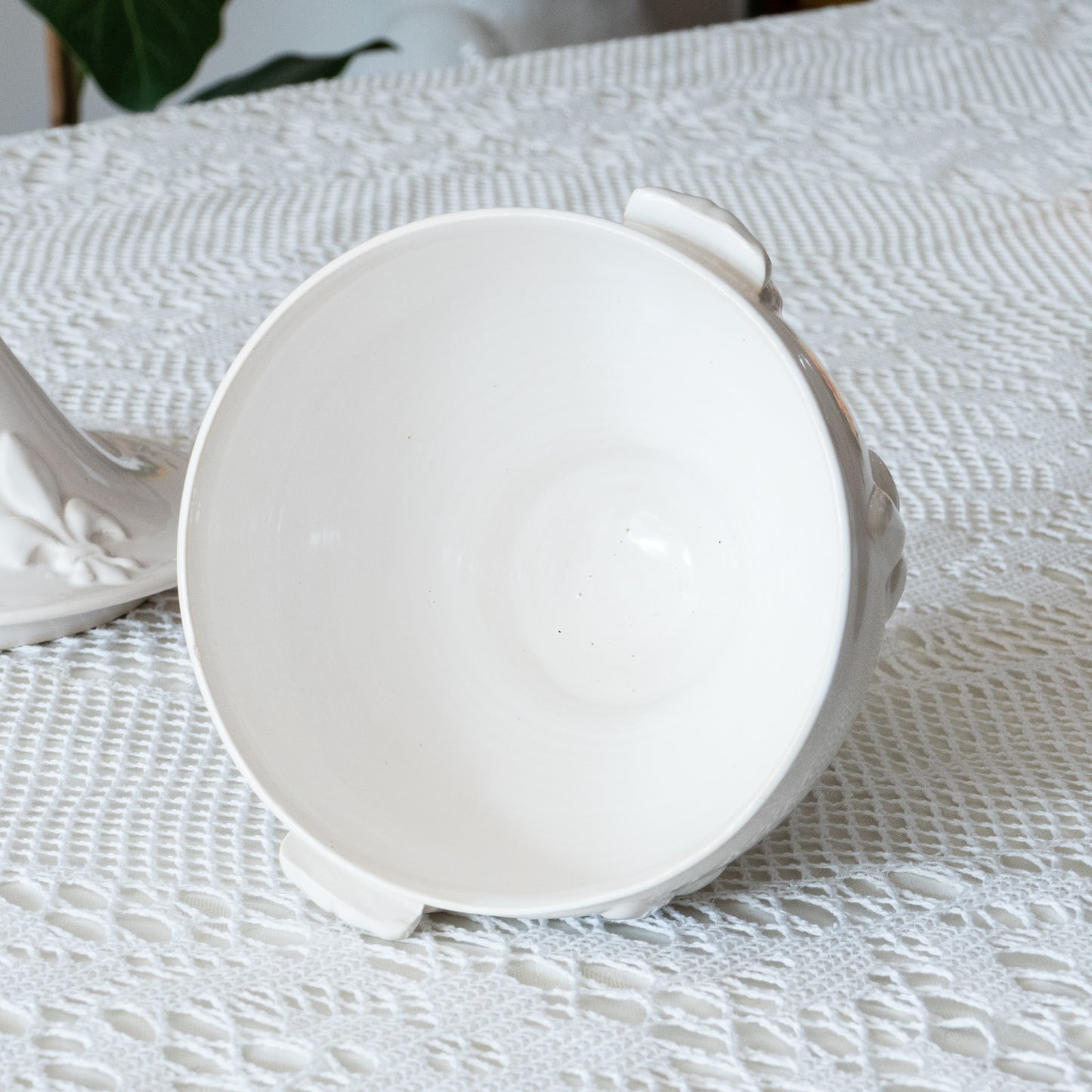 Soupière en porcelaine lys royal