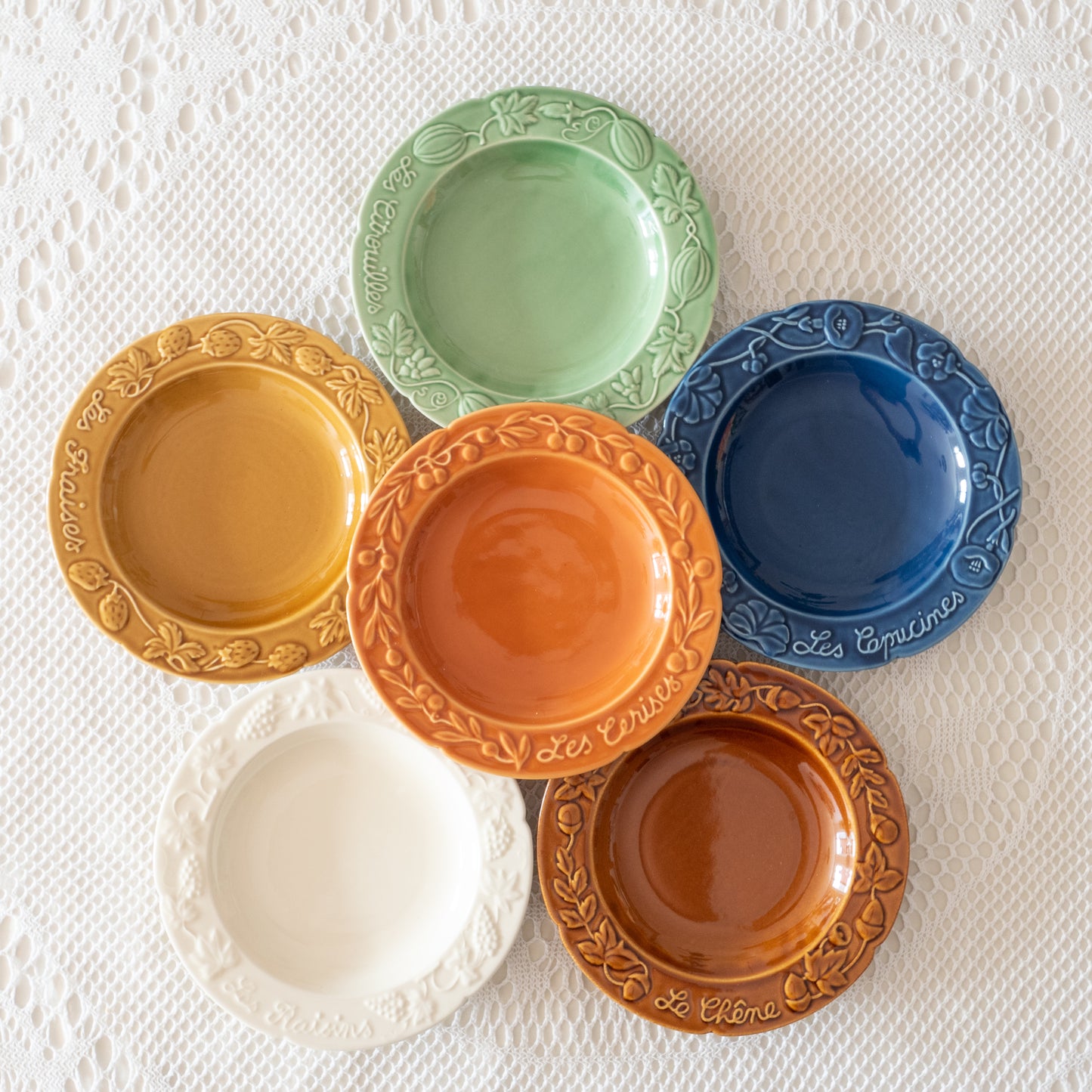 6 assiettes en barbotine multicolores A. Plavay