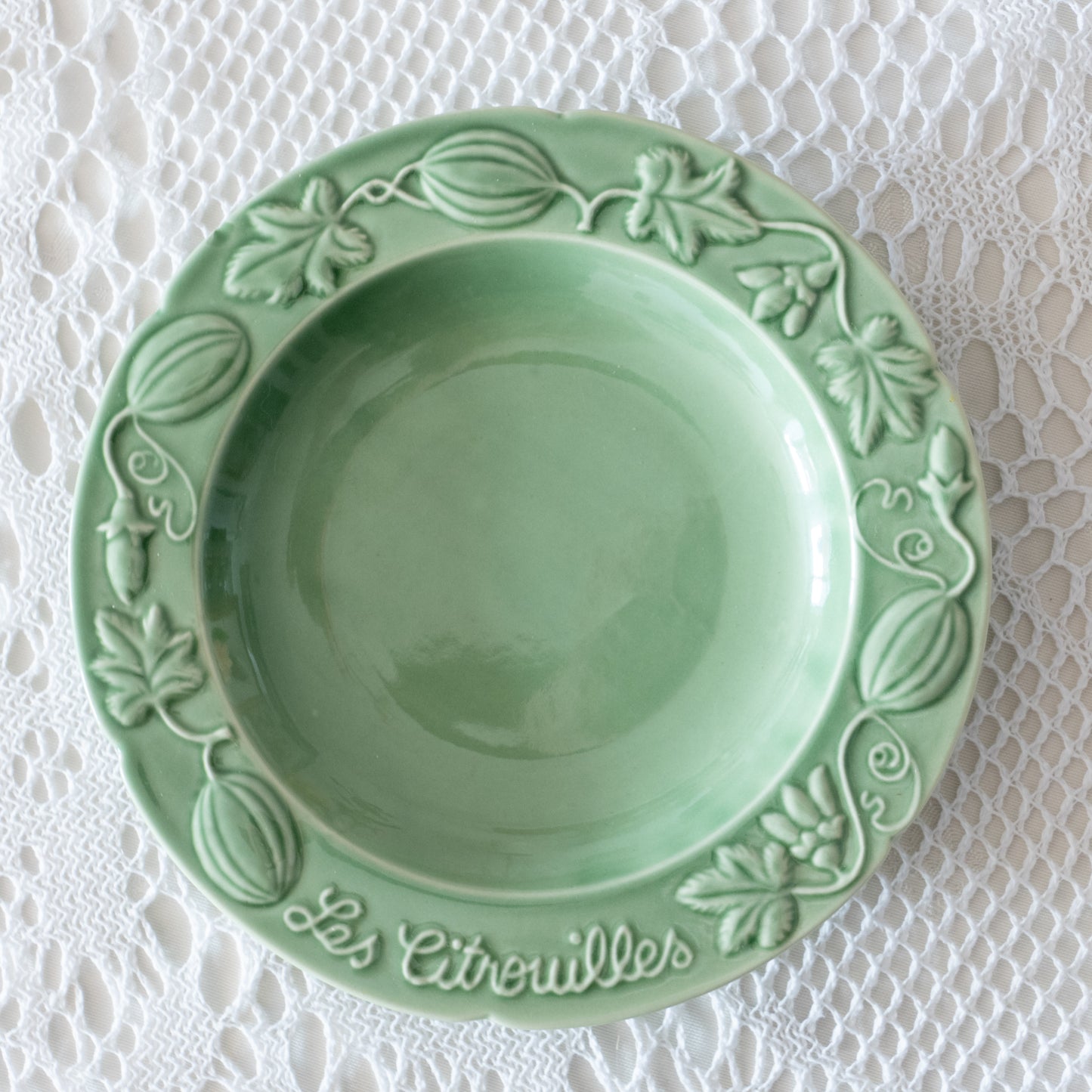 6 assiettes en barbotine multicolores A. Plavay