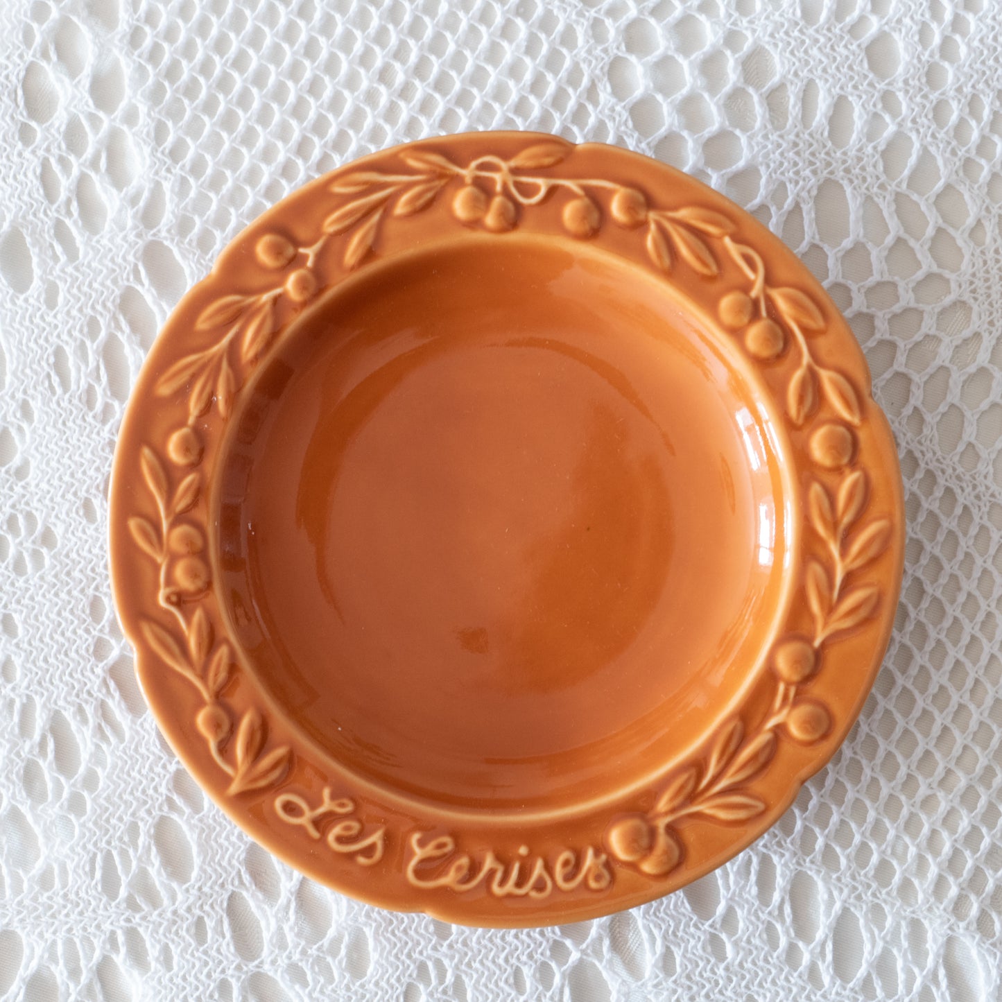 6 assiettes en barbotine multicolores A. Plavay
