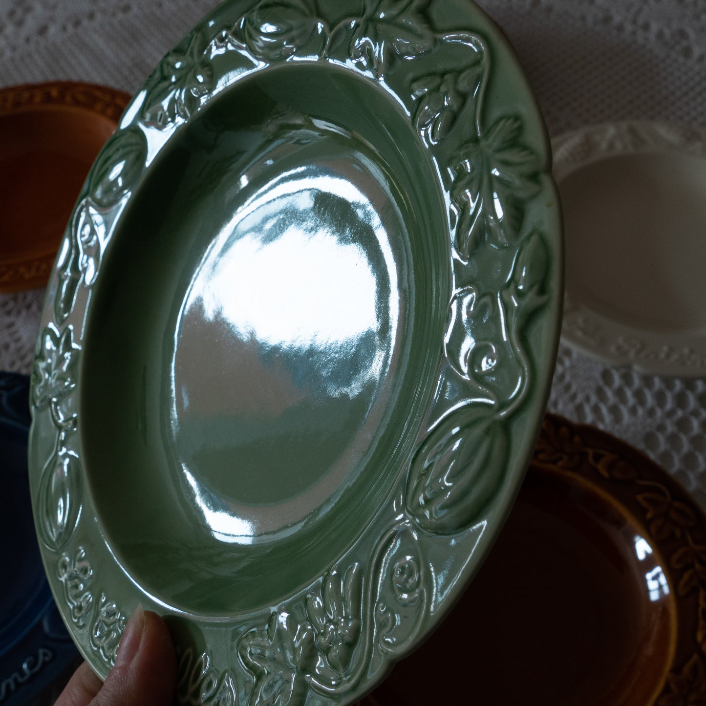 6 assiettes en barbotine multicolores A. Plavay
