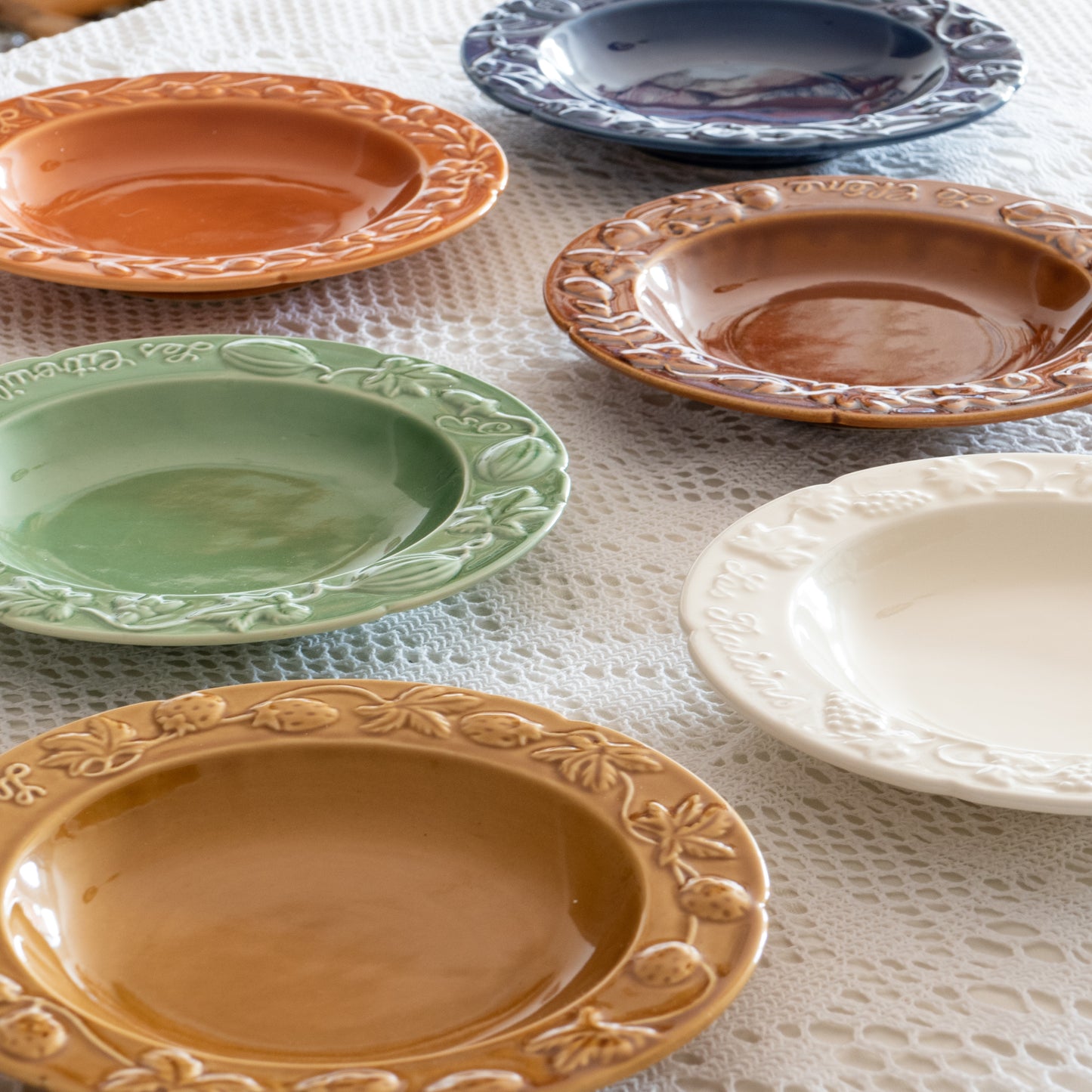 6 assiettes en barbotine multicolores A. Plavay
