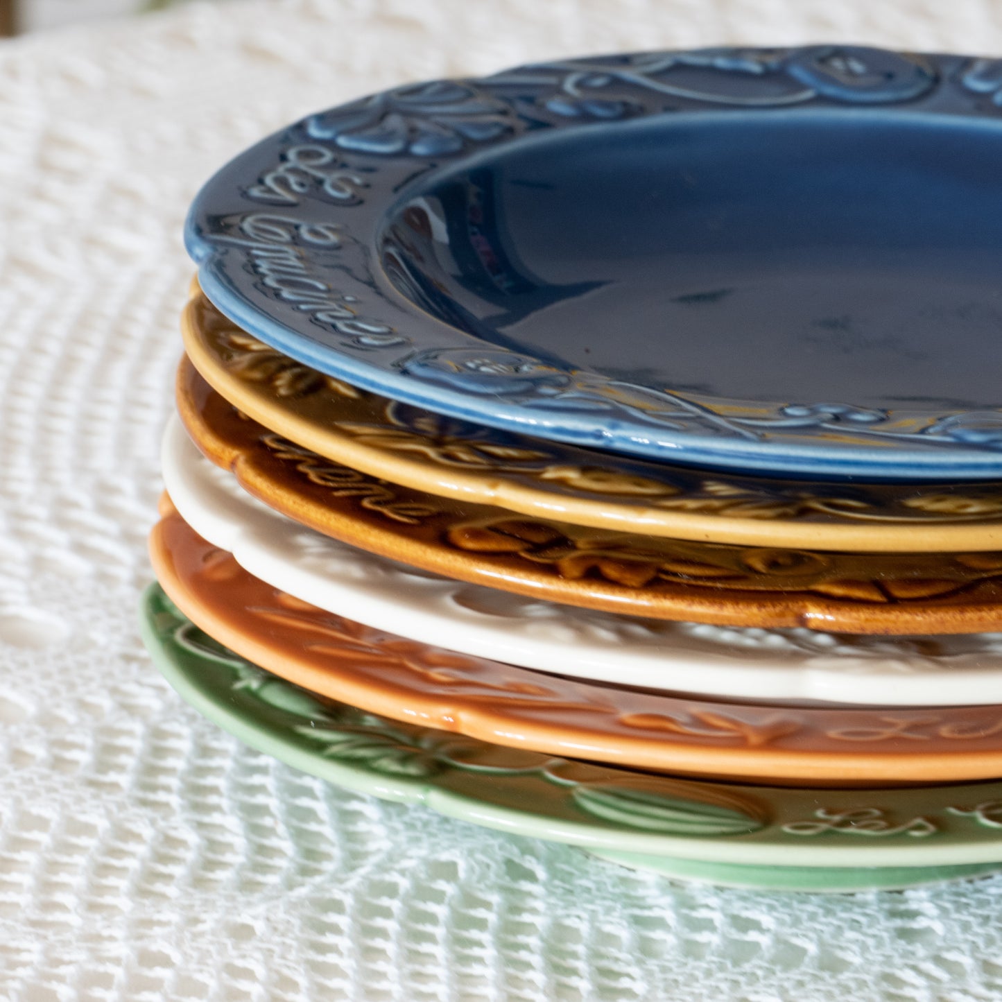 6 assiettes en barbotine multicolores A. Plavay
