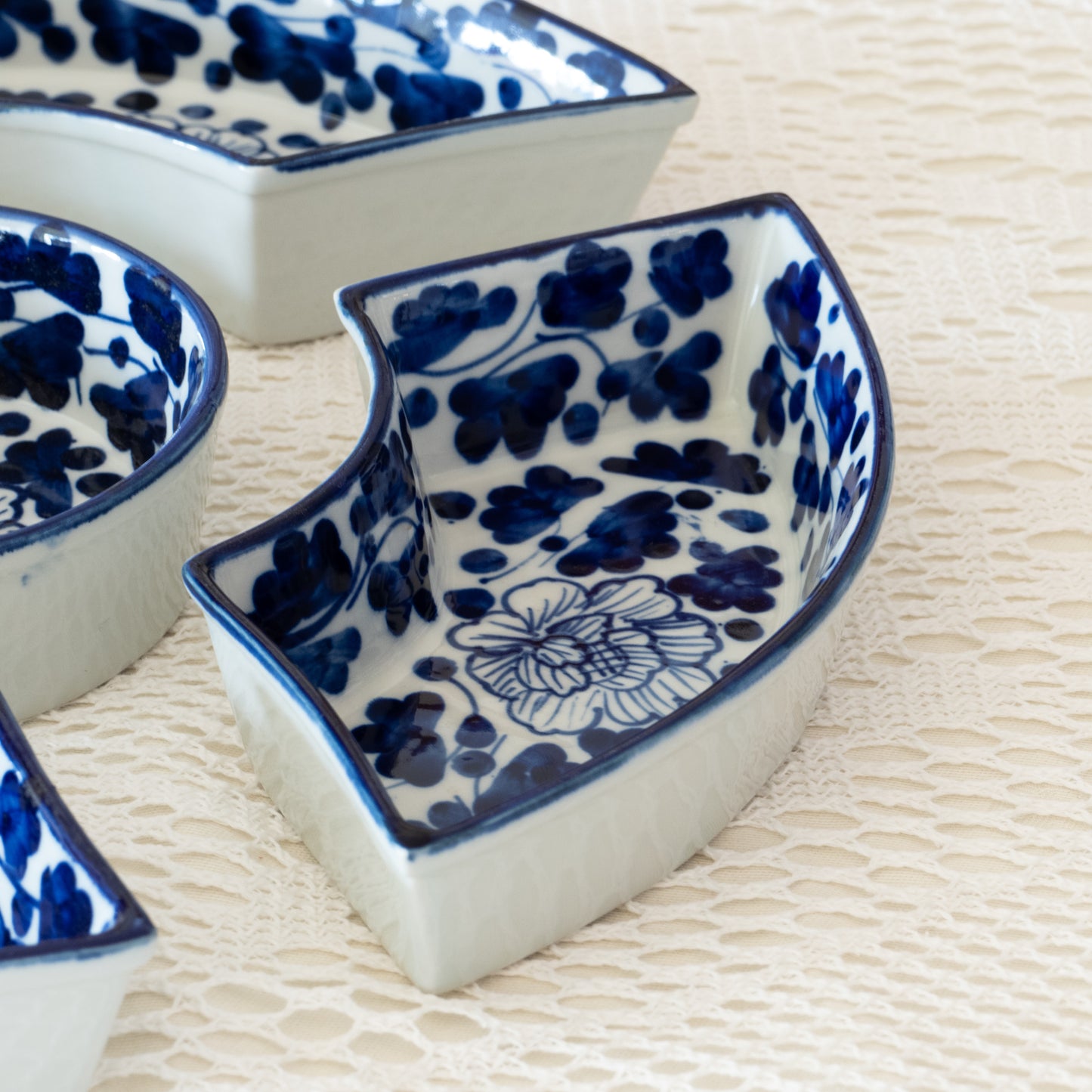 Plat compartimenté amovible en 5 parties - faïence peinte à la main