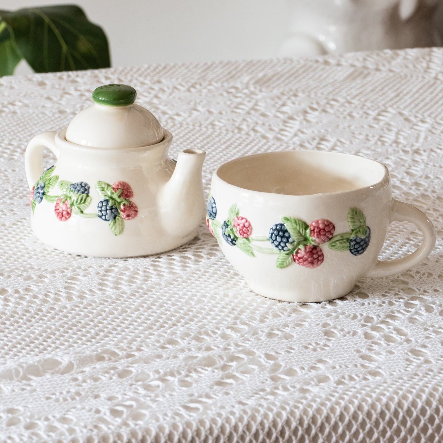 Théière & Tasse en barbotine mûres
