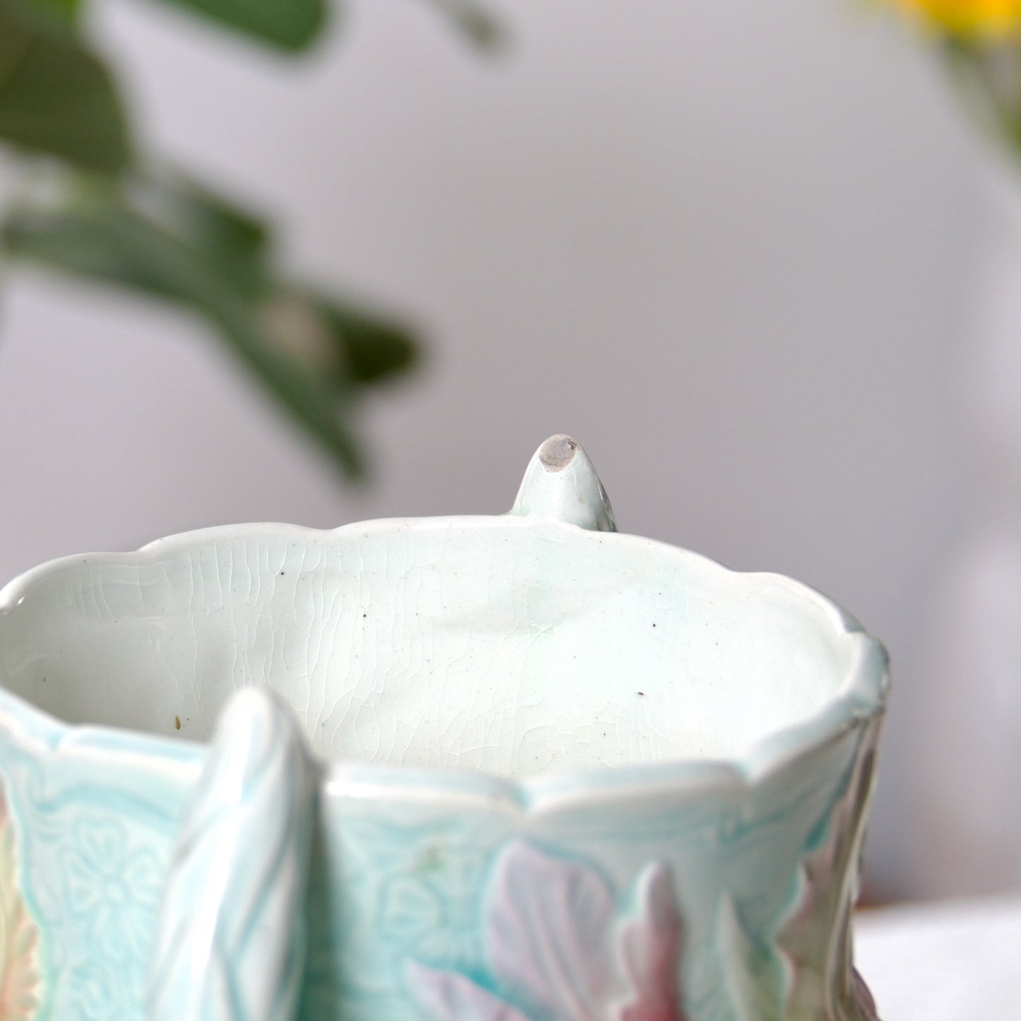 Grand vase amphore St Clément en barbotine Art Nouveau